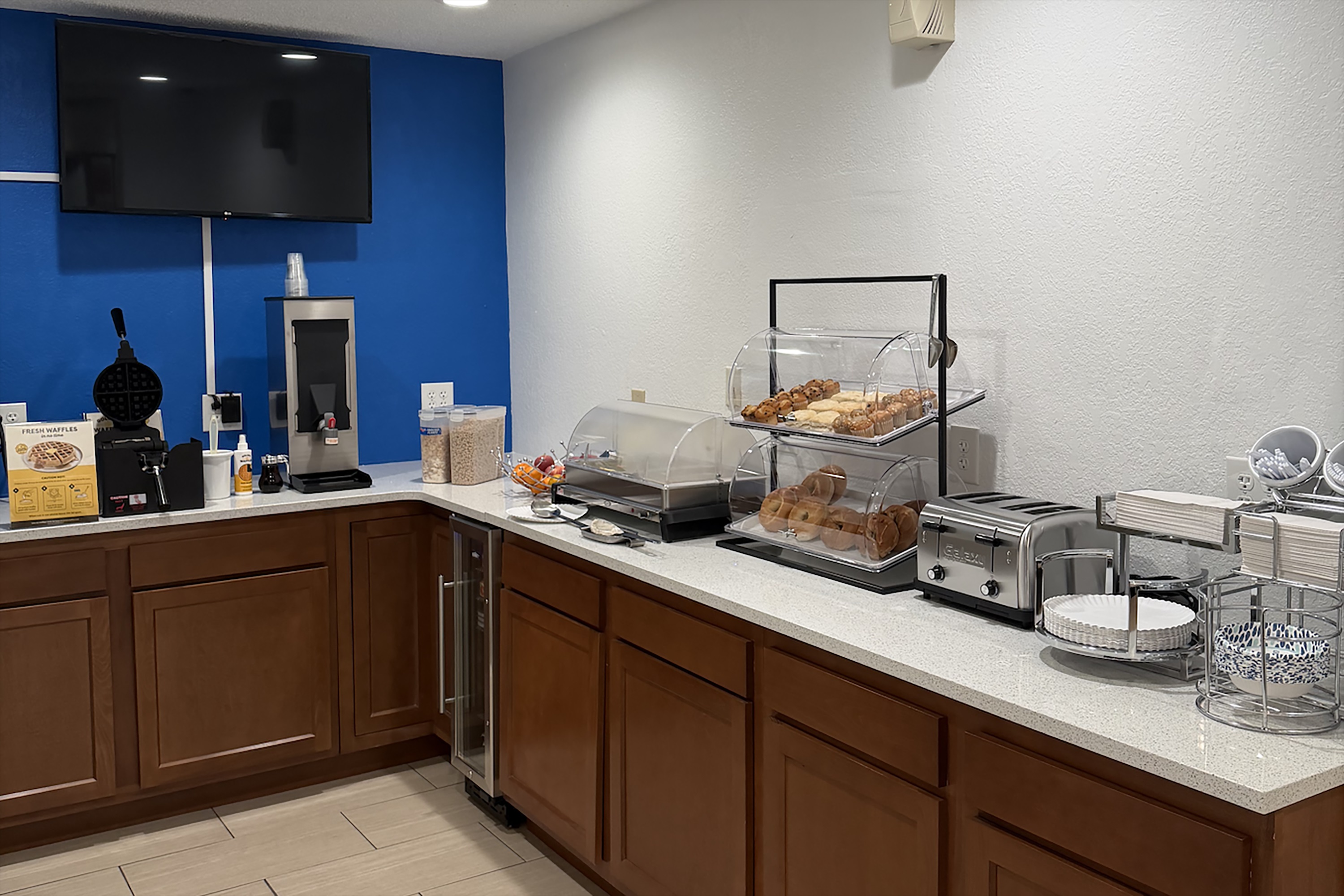 Baymont by Wyndham Findlay restaurant breakfast area with seating in Findlay, Ohio