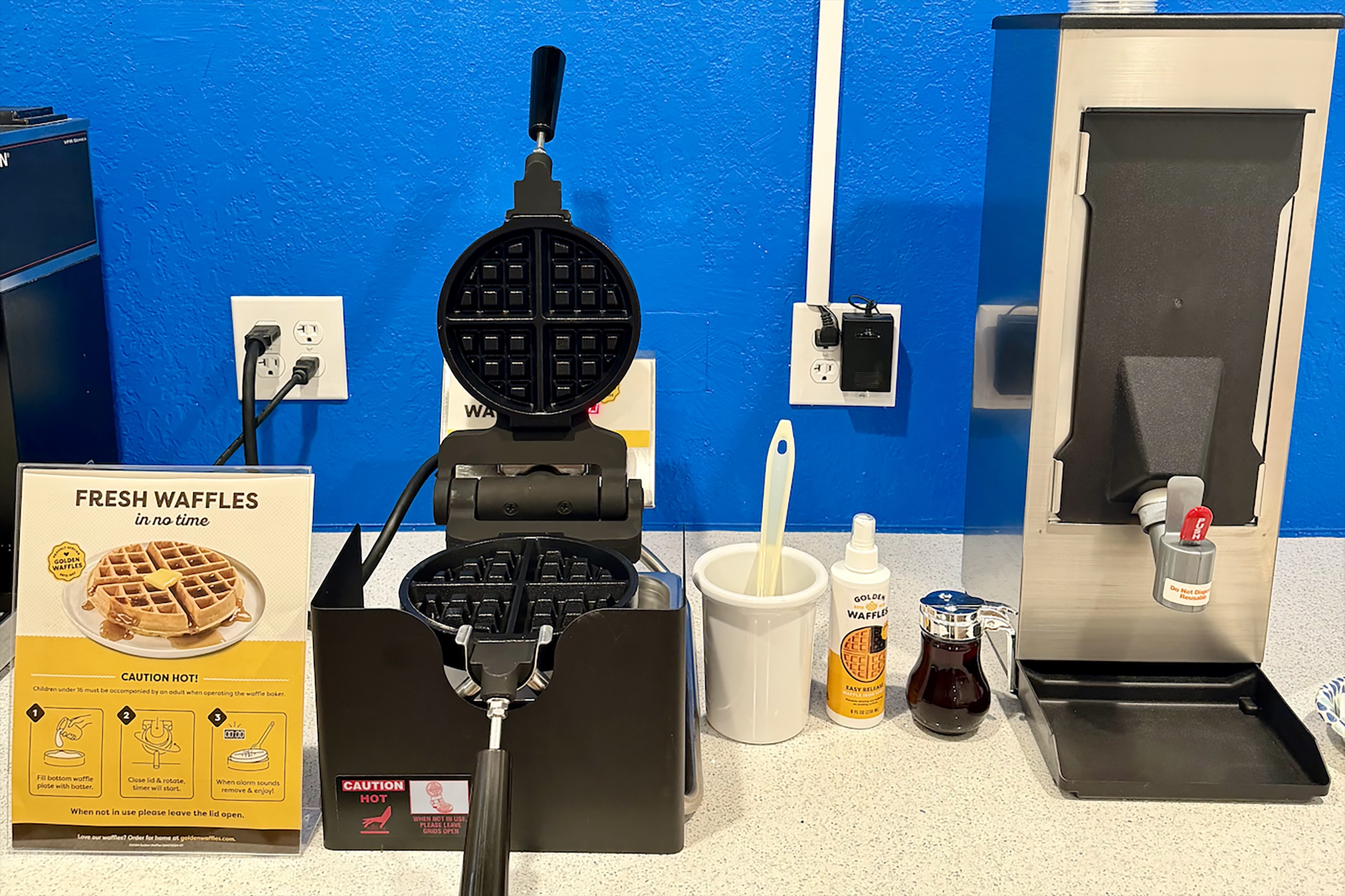 Baymont by Wyndham Findlay restaurant breakfast area with seating in Findlay, Ohio