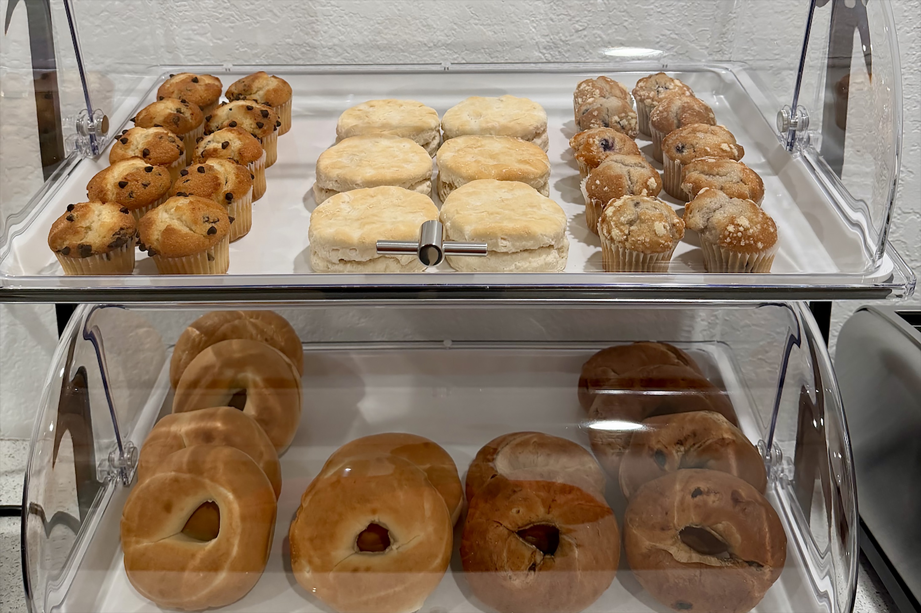 Baymont by Wyndham Findlay restaurant breakfast area with seating in Findlay, Ohio