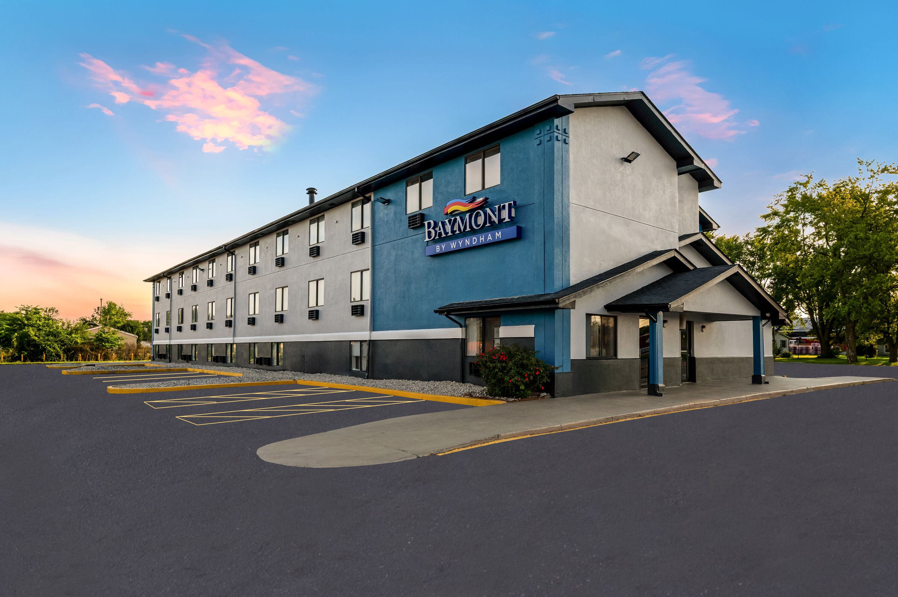 Exterior Day Image of Baymont by Wyndham Findlay hotel in Findlay, Ohio