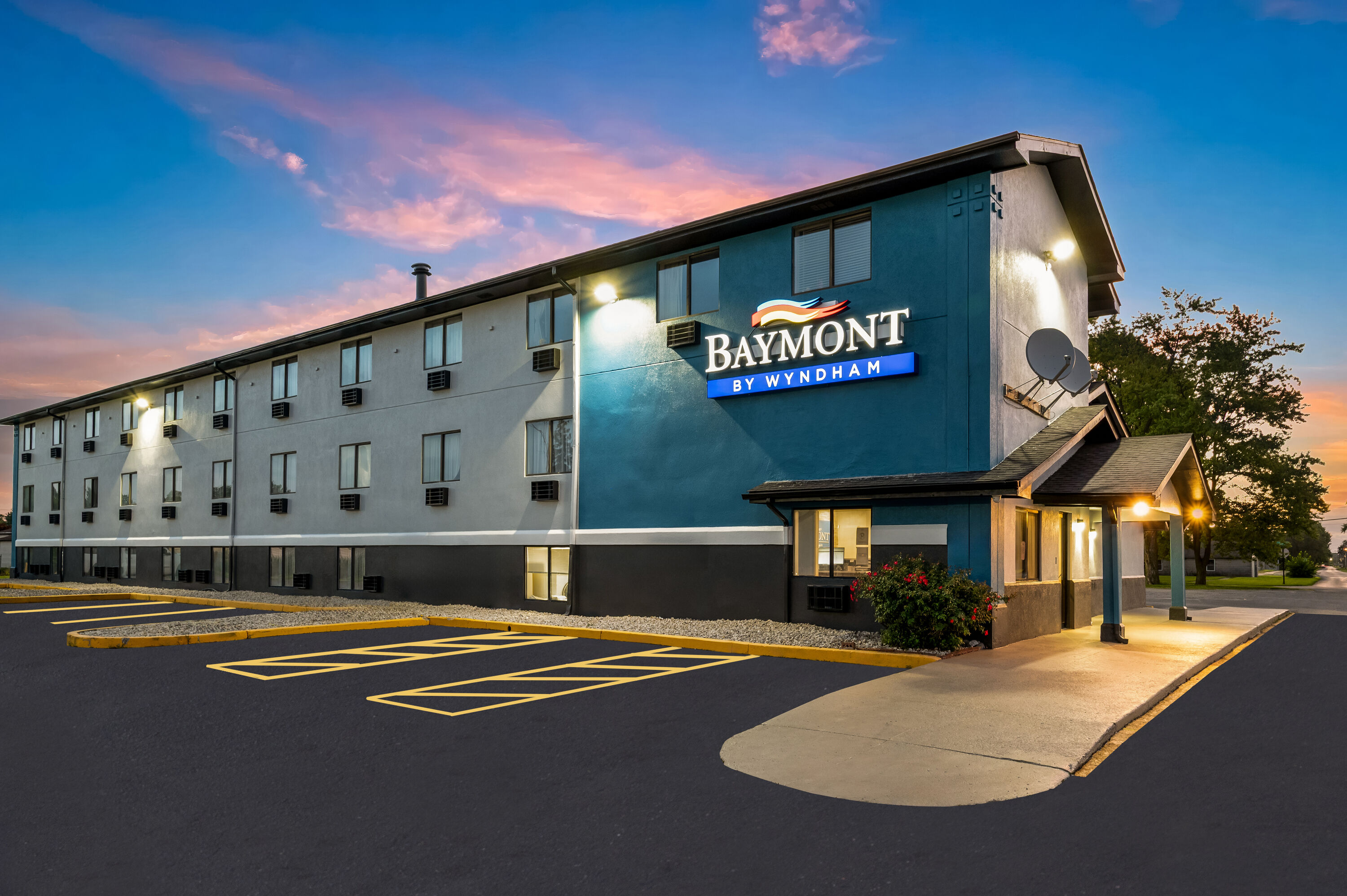 Exterior Dusk Image of Baymont by Wyndham Findlay hotel in Findlay, Ohio