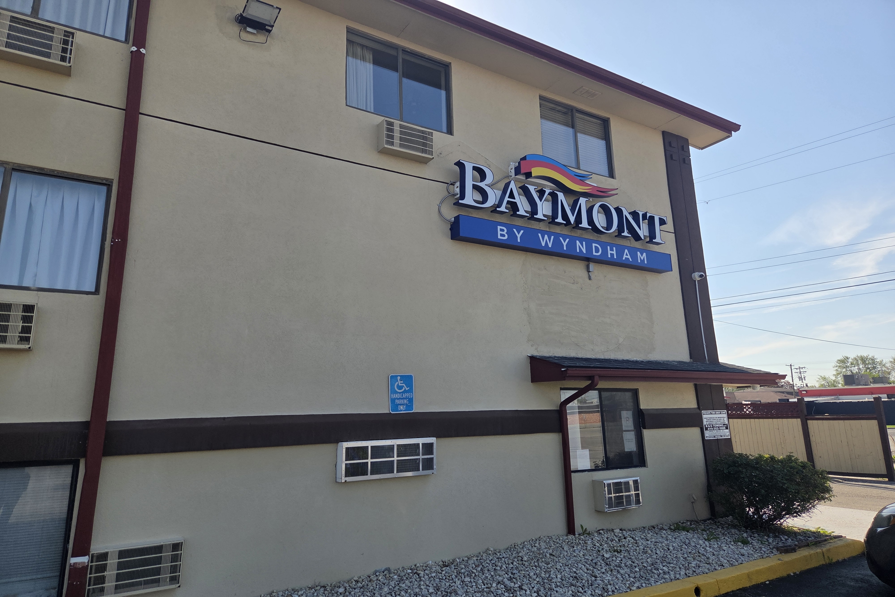 Exterior of Baymont by Wyndham Findlay hotel in Findlay, Ohio