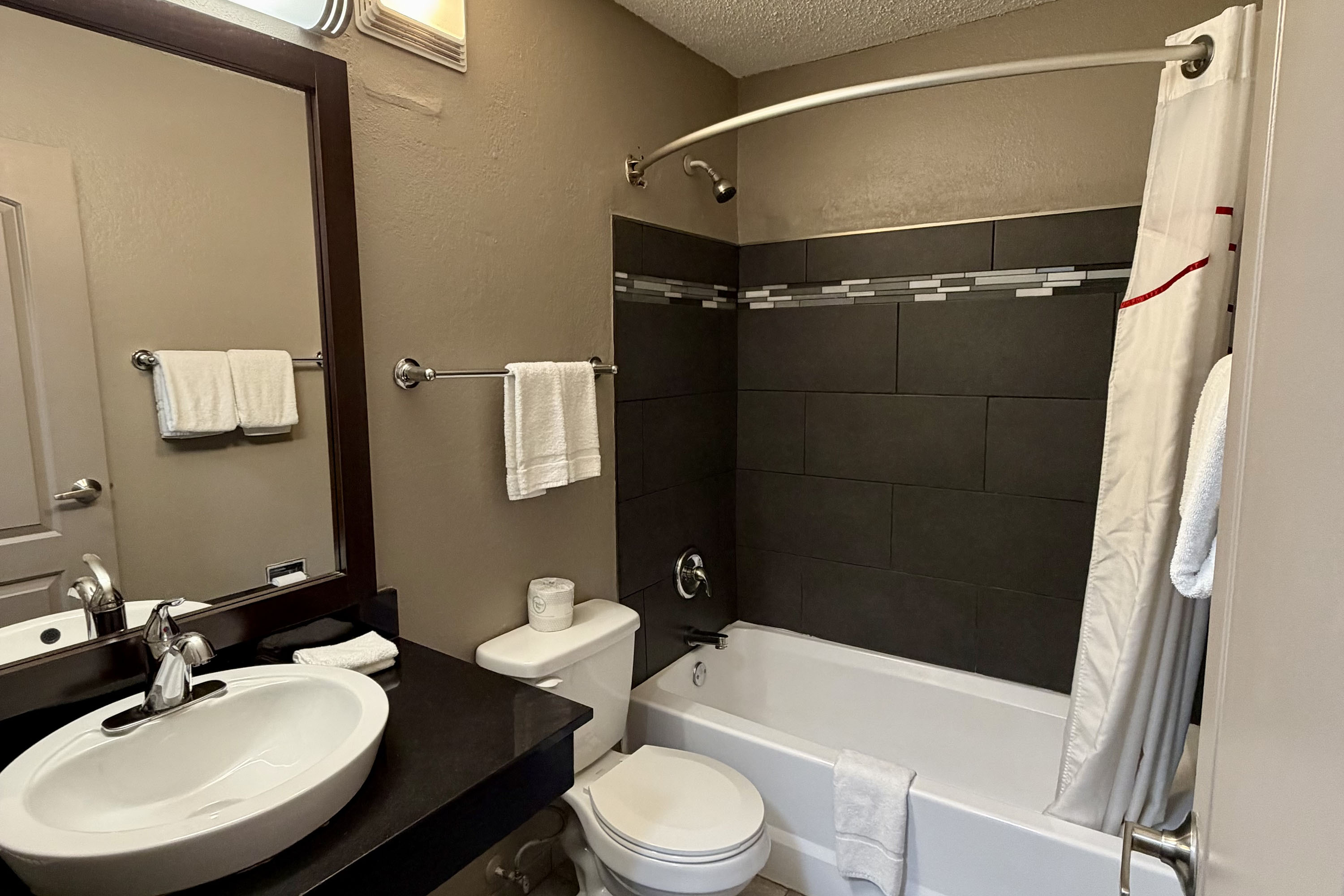 Guest room bath at the Baymont by Wyndham Findlay in Findlay, Ohio