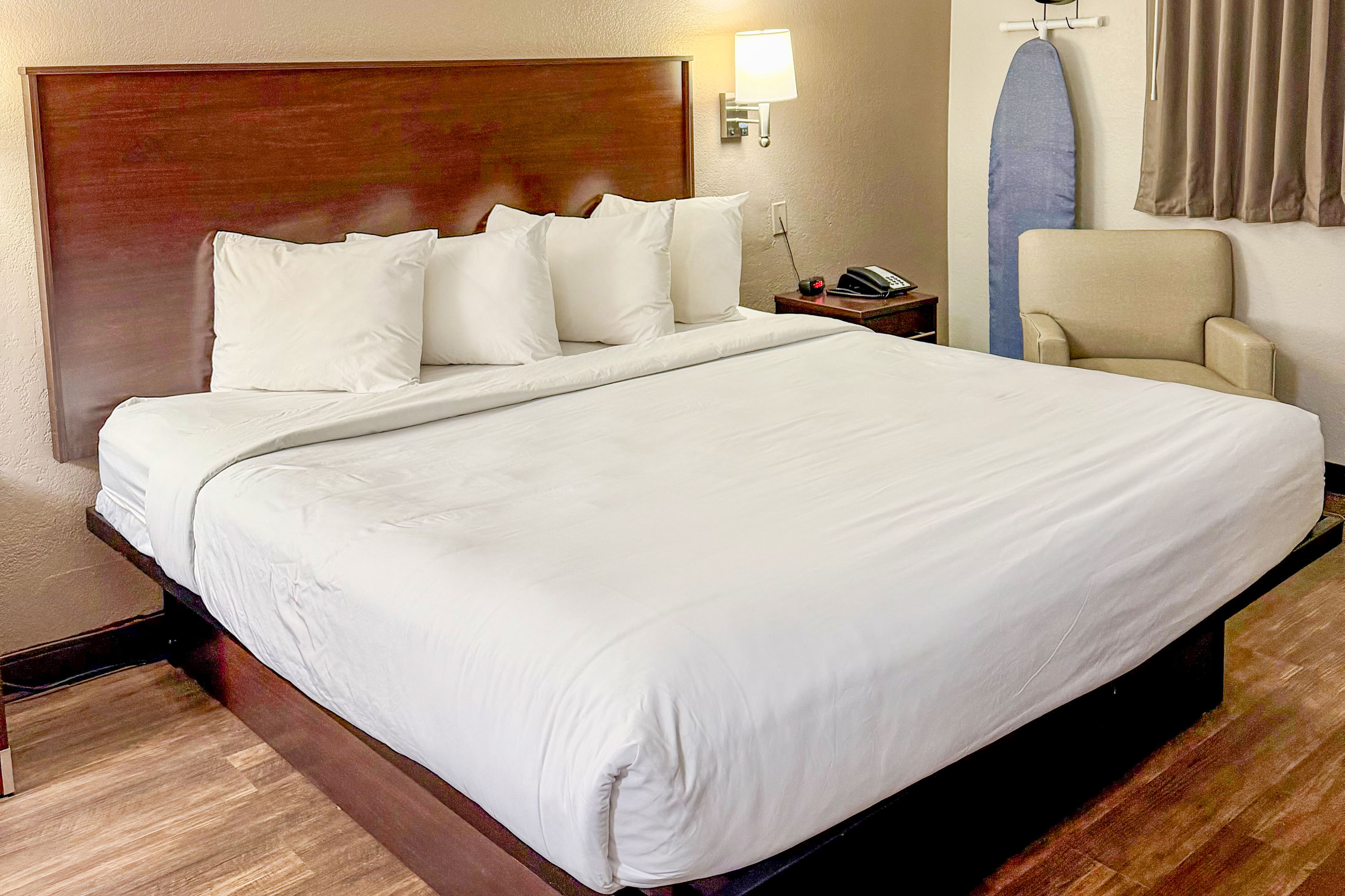 Guest room at the Baymont by Wyndham Findlay in Findlay, Ohio