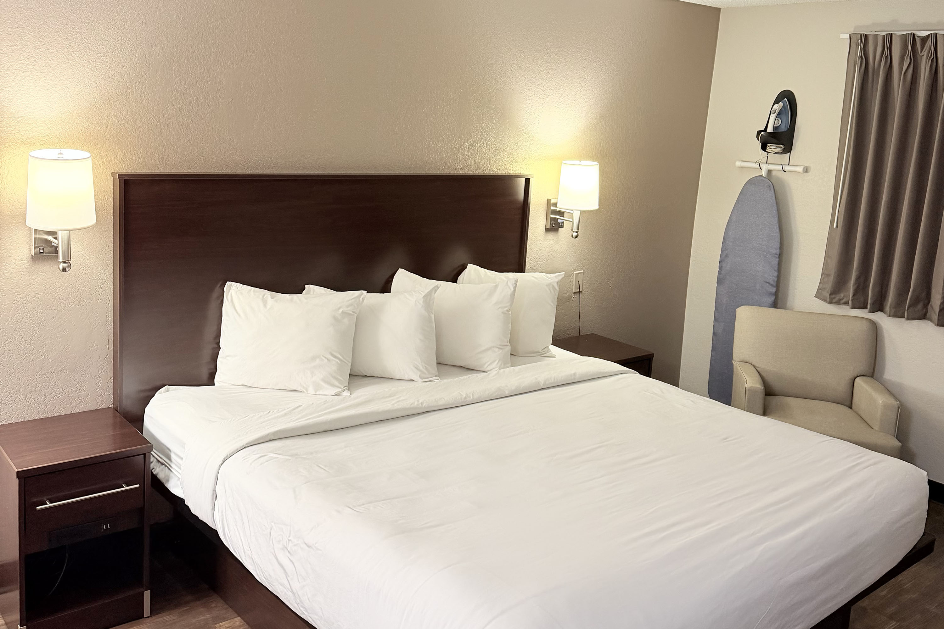 Guest room at the Baymont by Wyndham Findlay in Findlay, Ohio