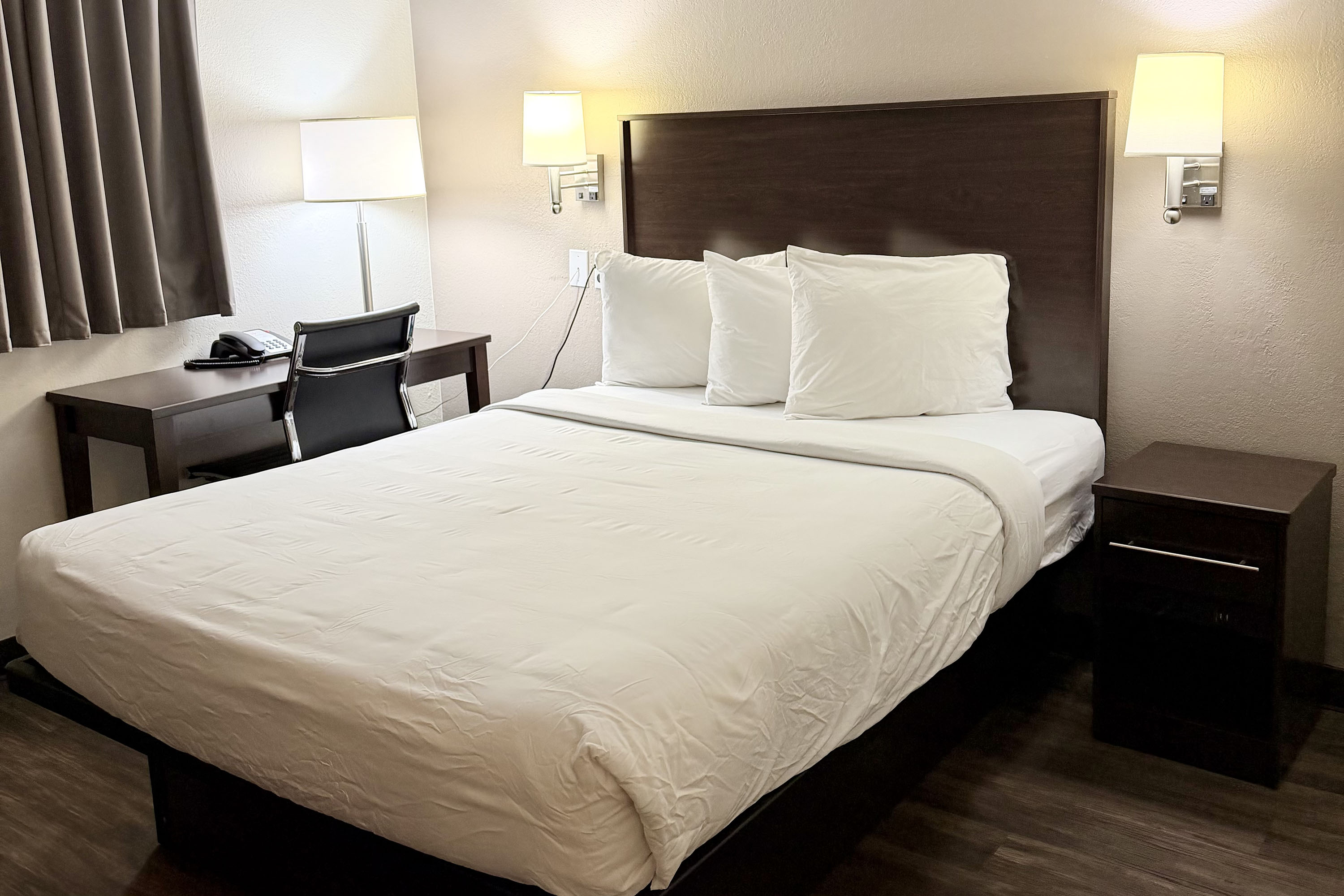 Guest room at the Baymont by Wyndham Findlay in Findlay, Ohio