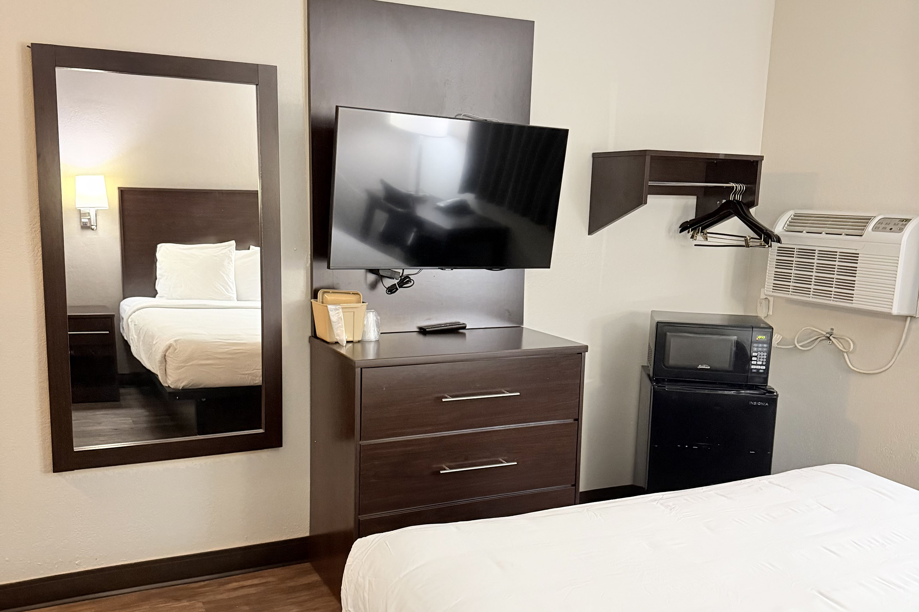 Guest room at the Baymont by Wyndham Findlay in Findlay, Ohio