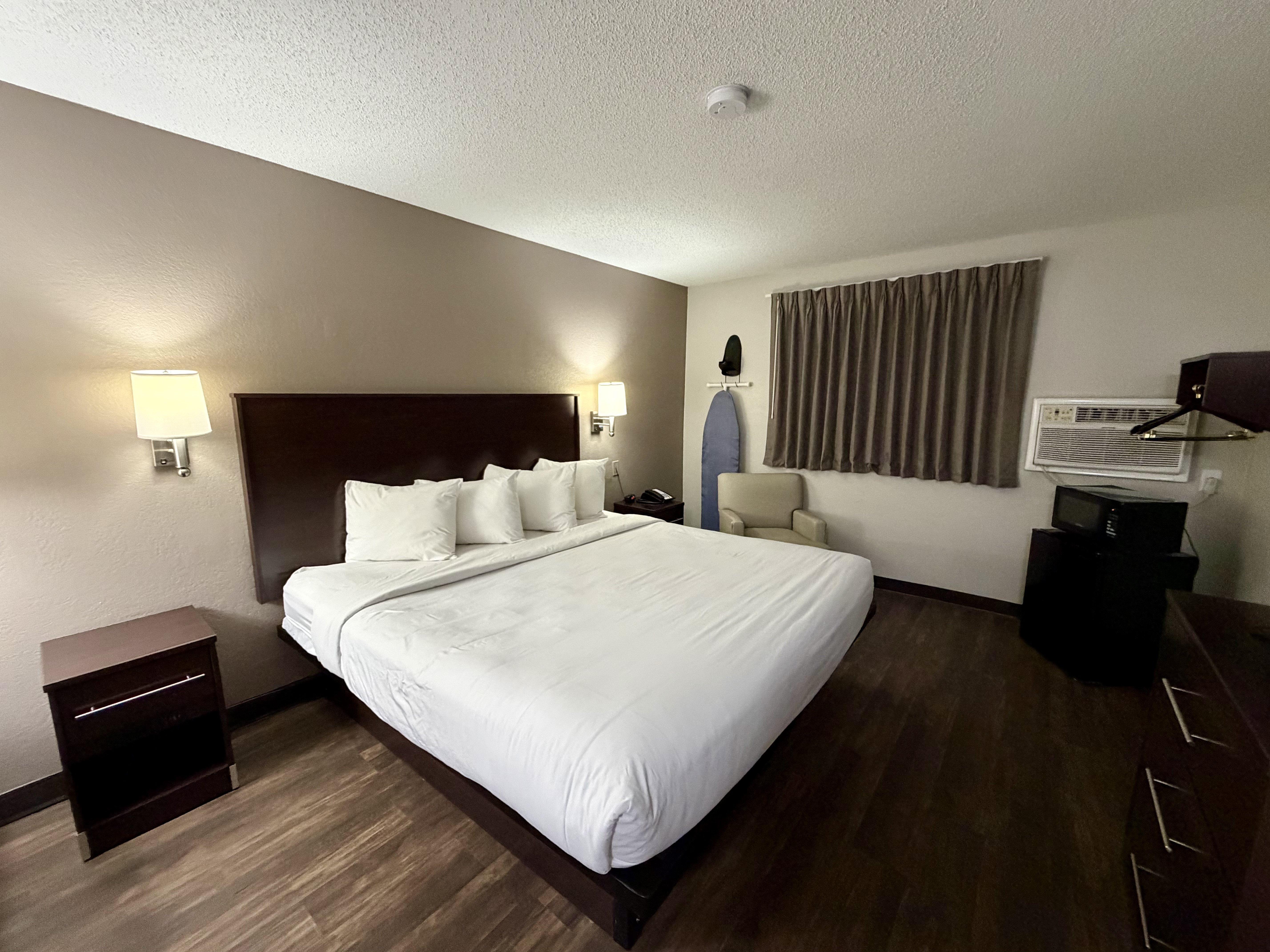 Guest room at the Baymont by Wyndham Findlay in Findlay, Ohio