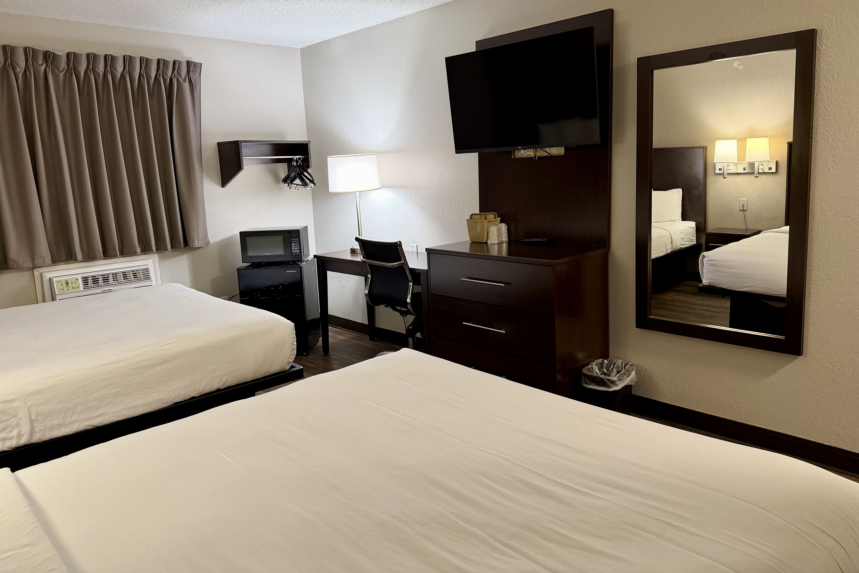 Guest room at the Baymont by Wyndham Findlay in Findlay, Ohio