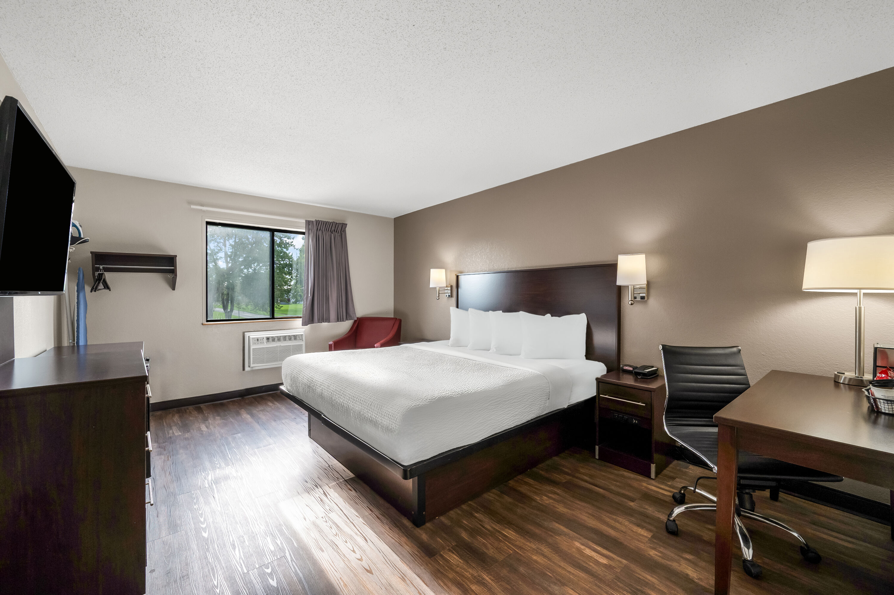 King bed guest room at the Baymont by Wyndham Findlay in Findlay, Ohio
