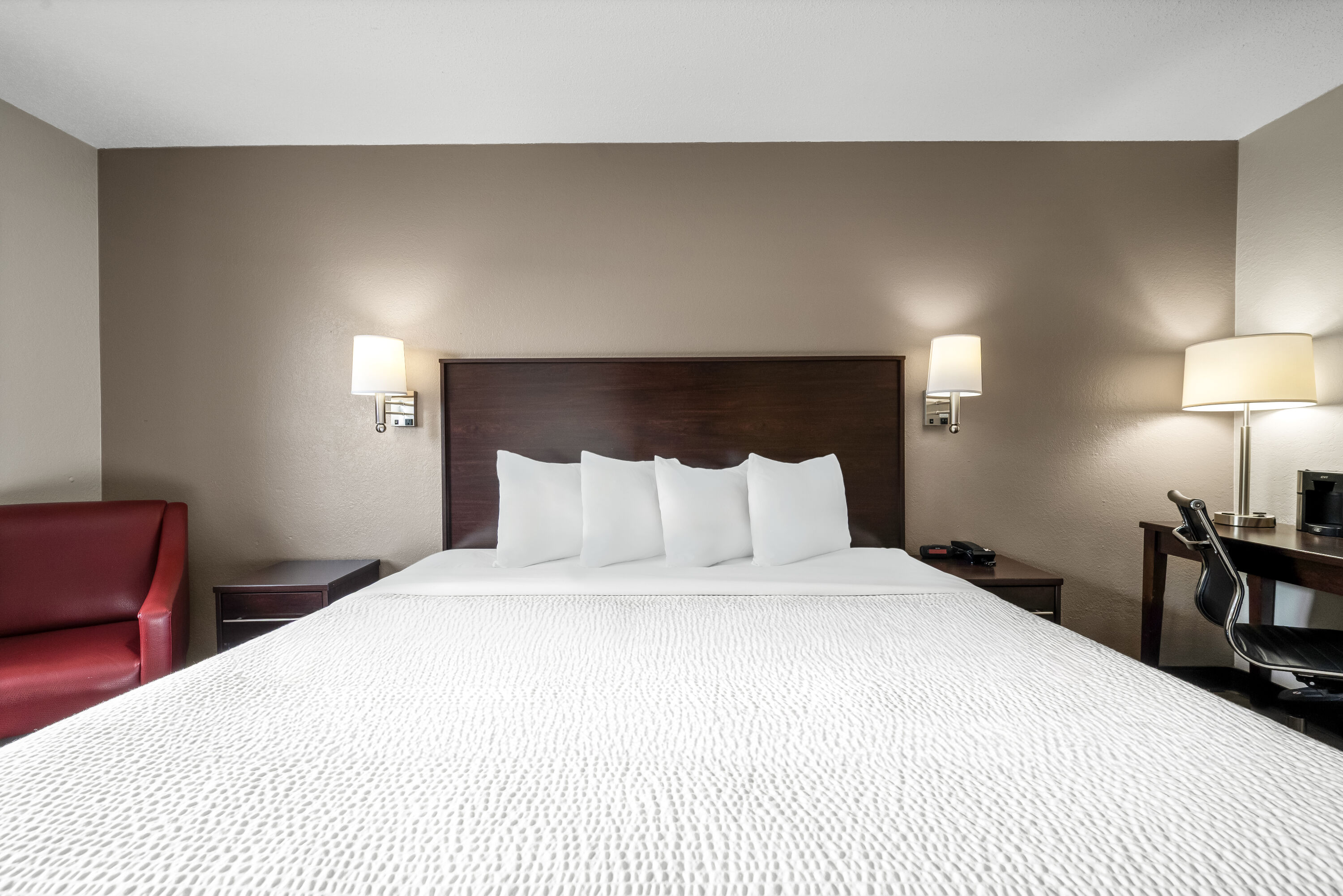 King bed guest room at the Baymont by Wyndham Findlay in Findlay, Ohio