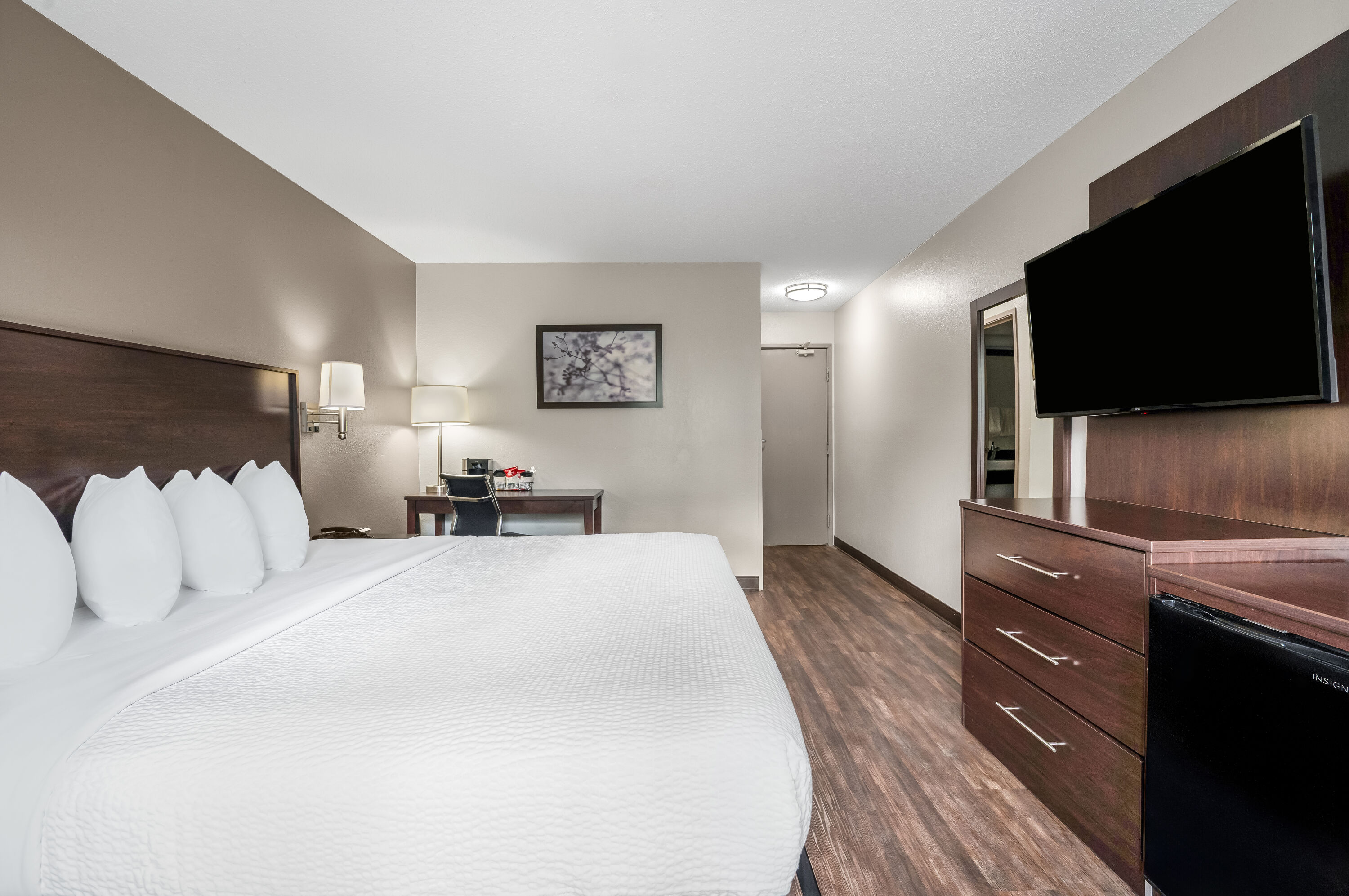 King bed guest room at the Baymont by Wyndham Findlay in Findlay, Ohio