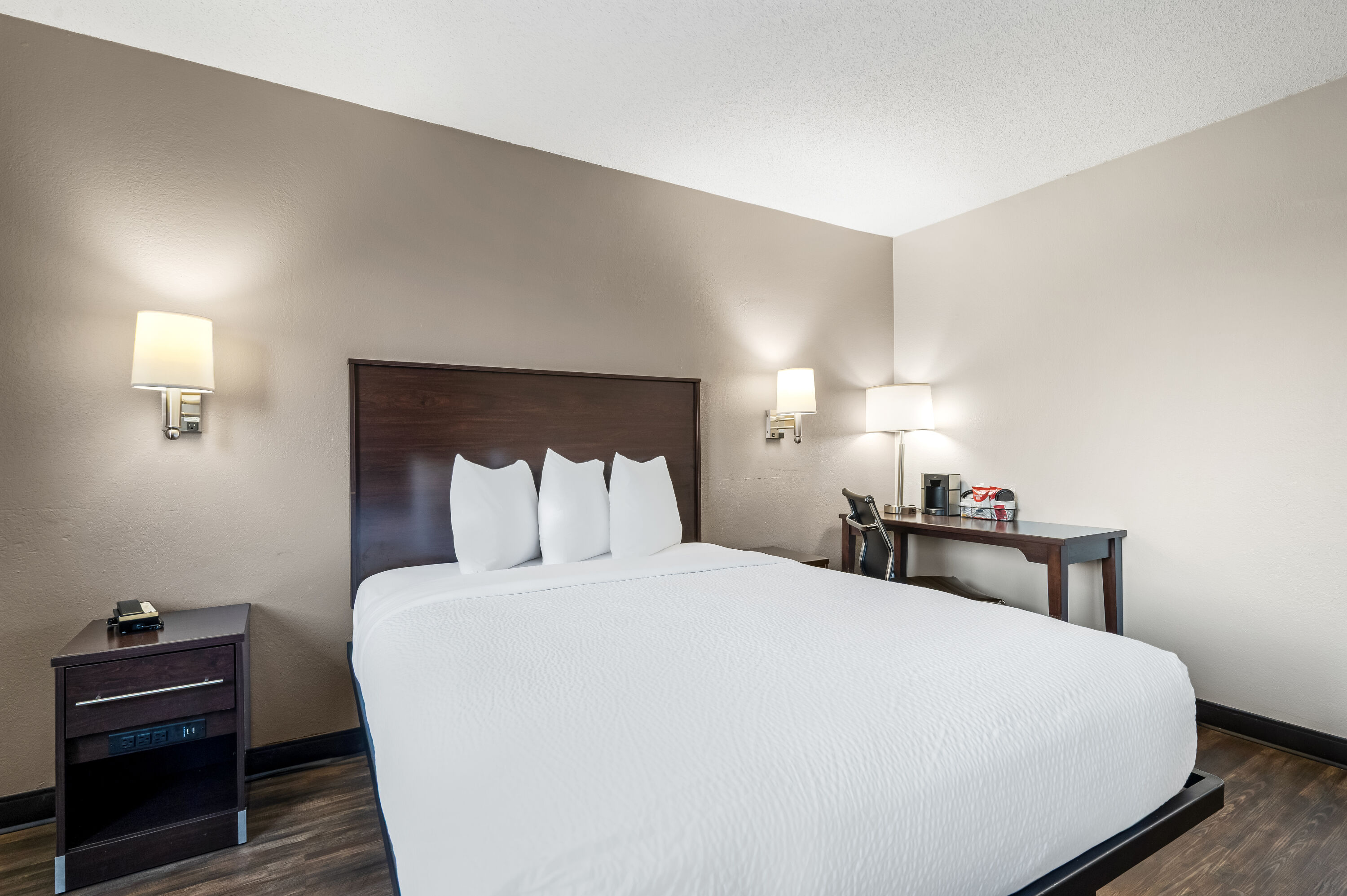 Queen bed guest room at the Baymont by Wyndham Findlay in Findlay, Ohio