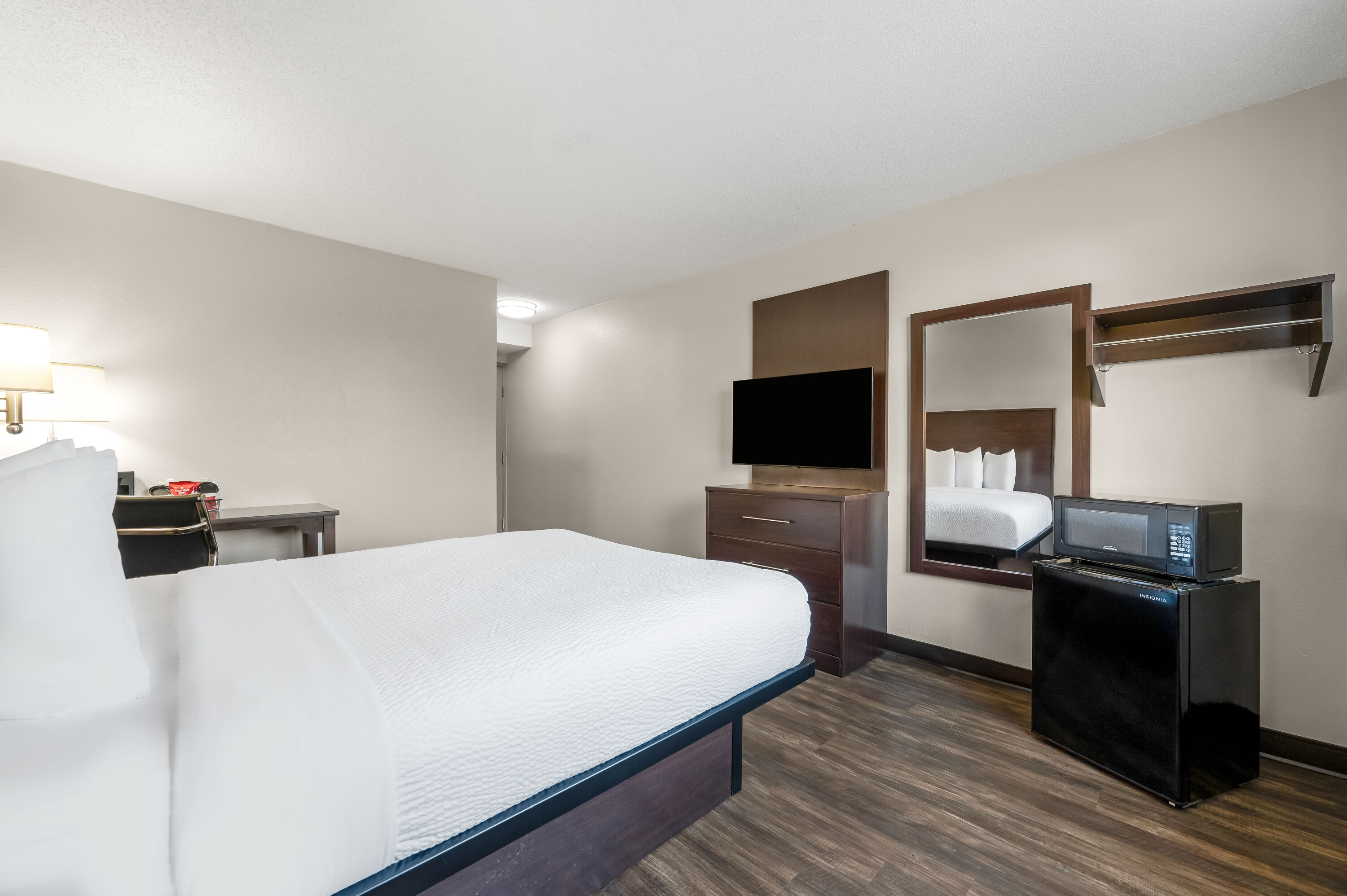 Queen bed guest room at the Baymont by Wyndham Findlay in Findlay, Ohio