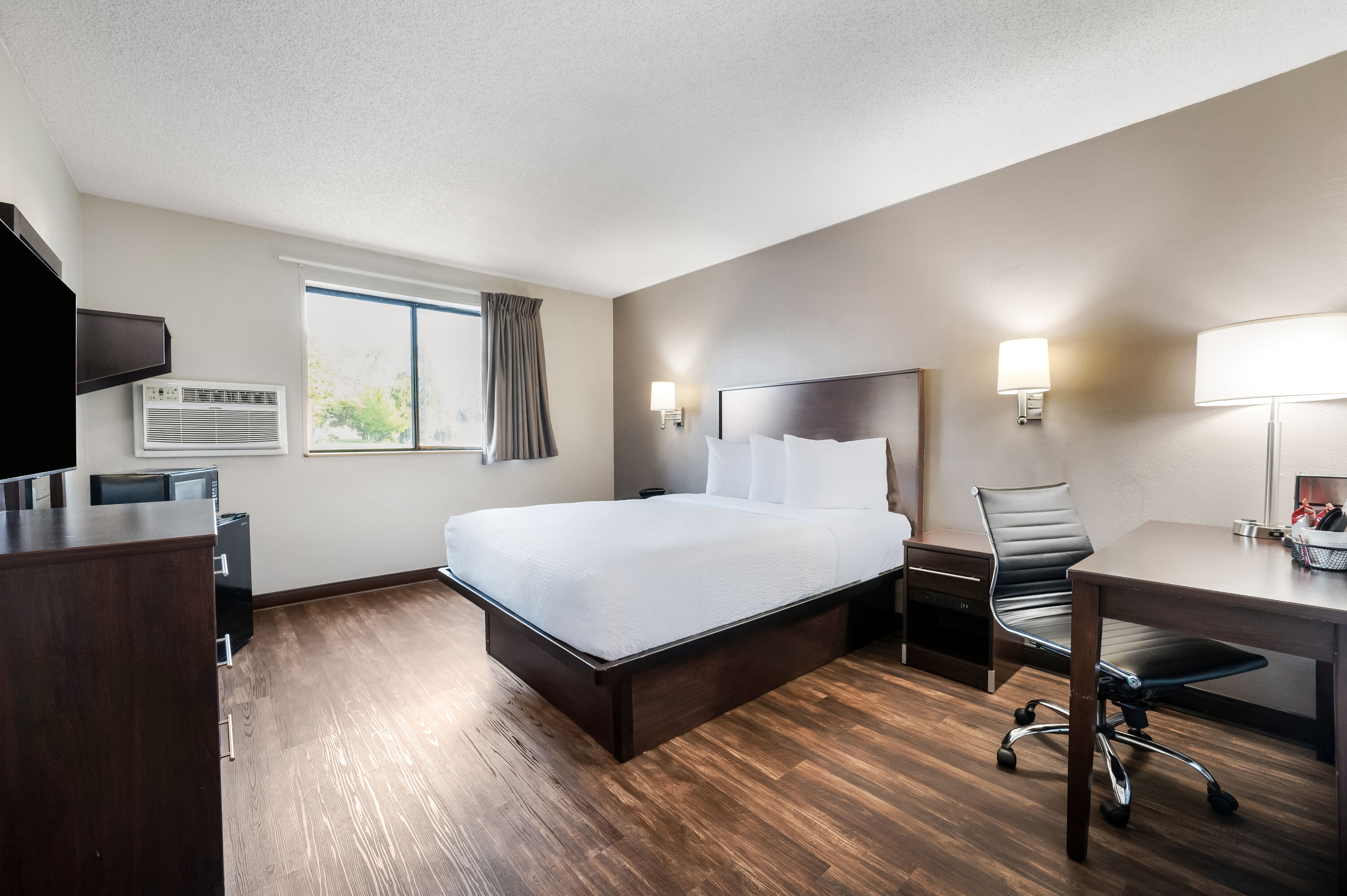 Queen bed guest room at the Baymont by Wyndham Findlay in Findlay, Ohio