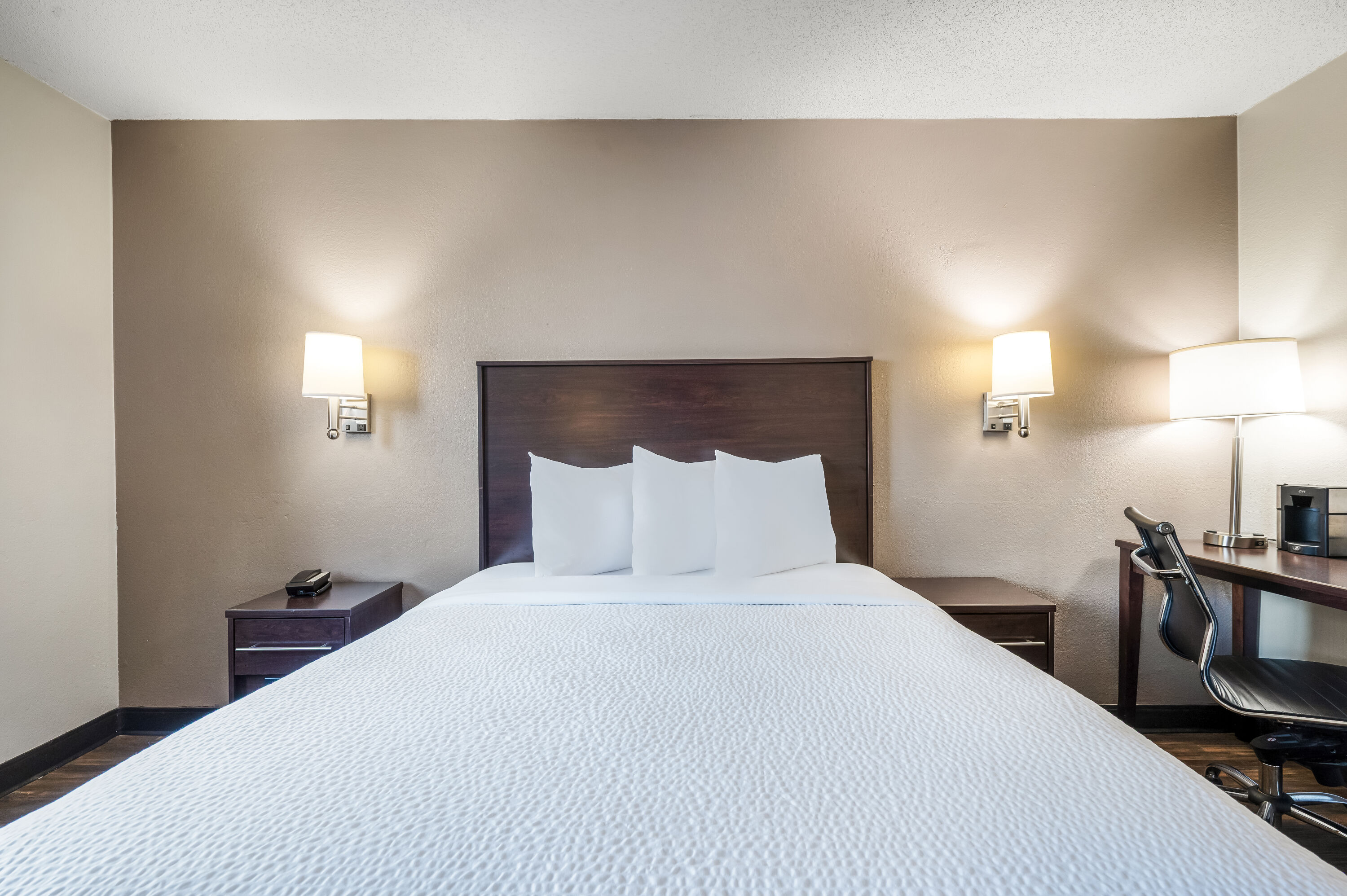 Queen bed guest room at the Baymont by Wyndham Findlay in Findlay, Ohio