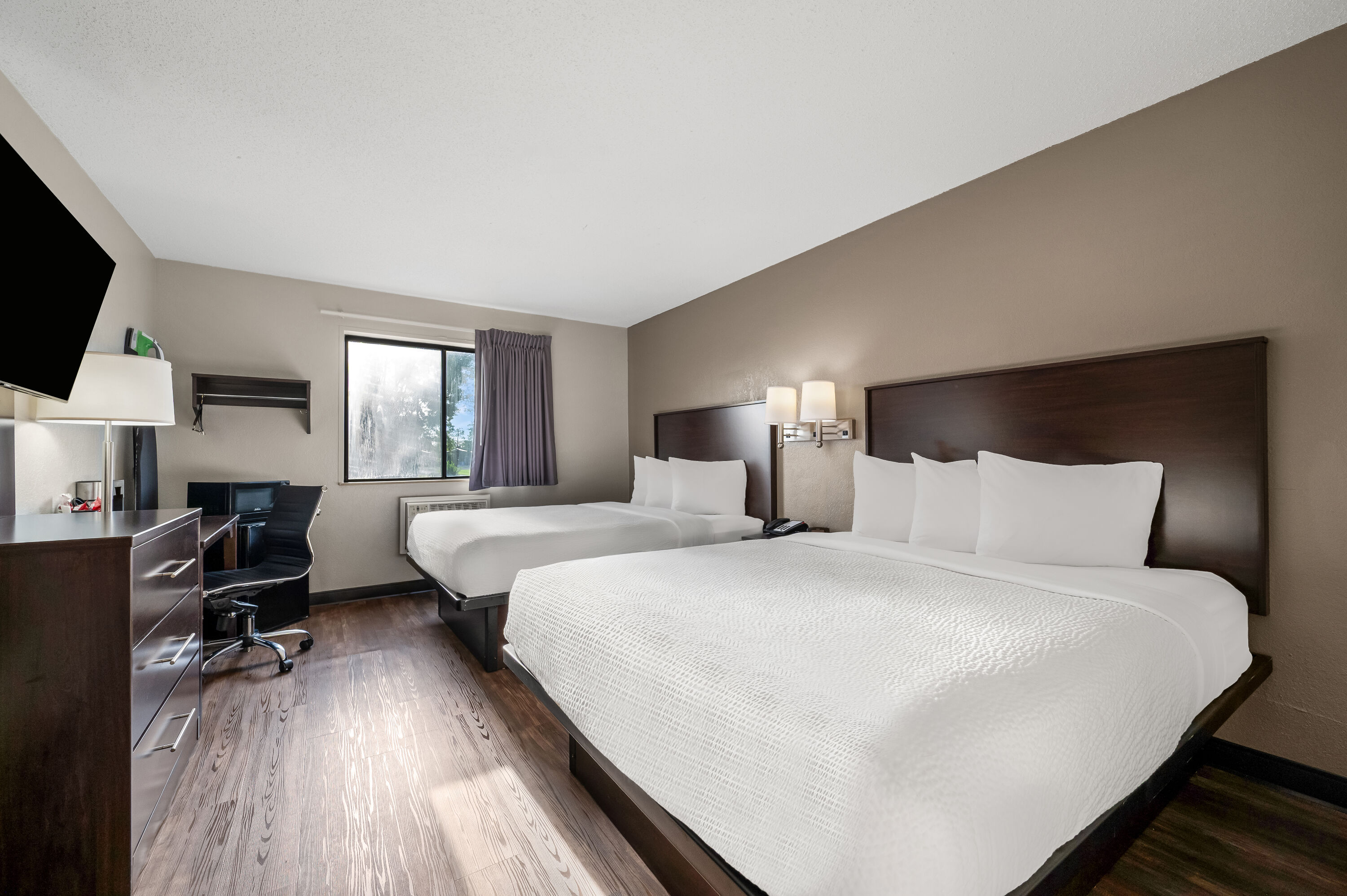 Queen bed guest room at the Baymont by Wyndham Findlay in Findlay, Ohio