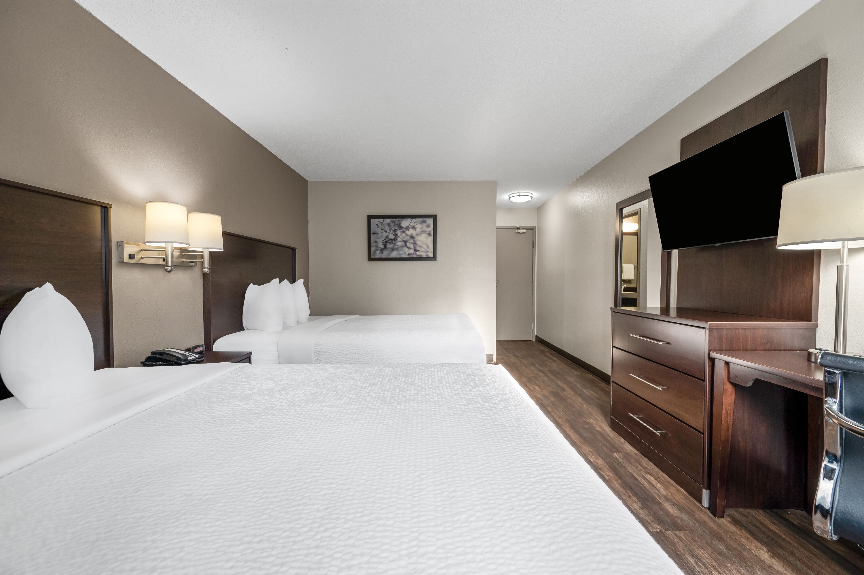 Queen bed guest room at the Baymont by Wyndham Findlay in Findlay, Ohio