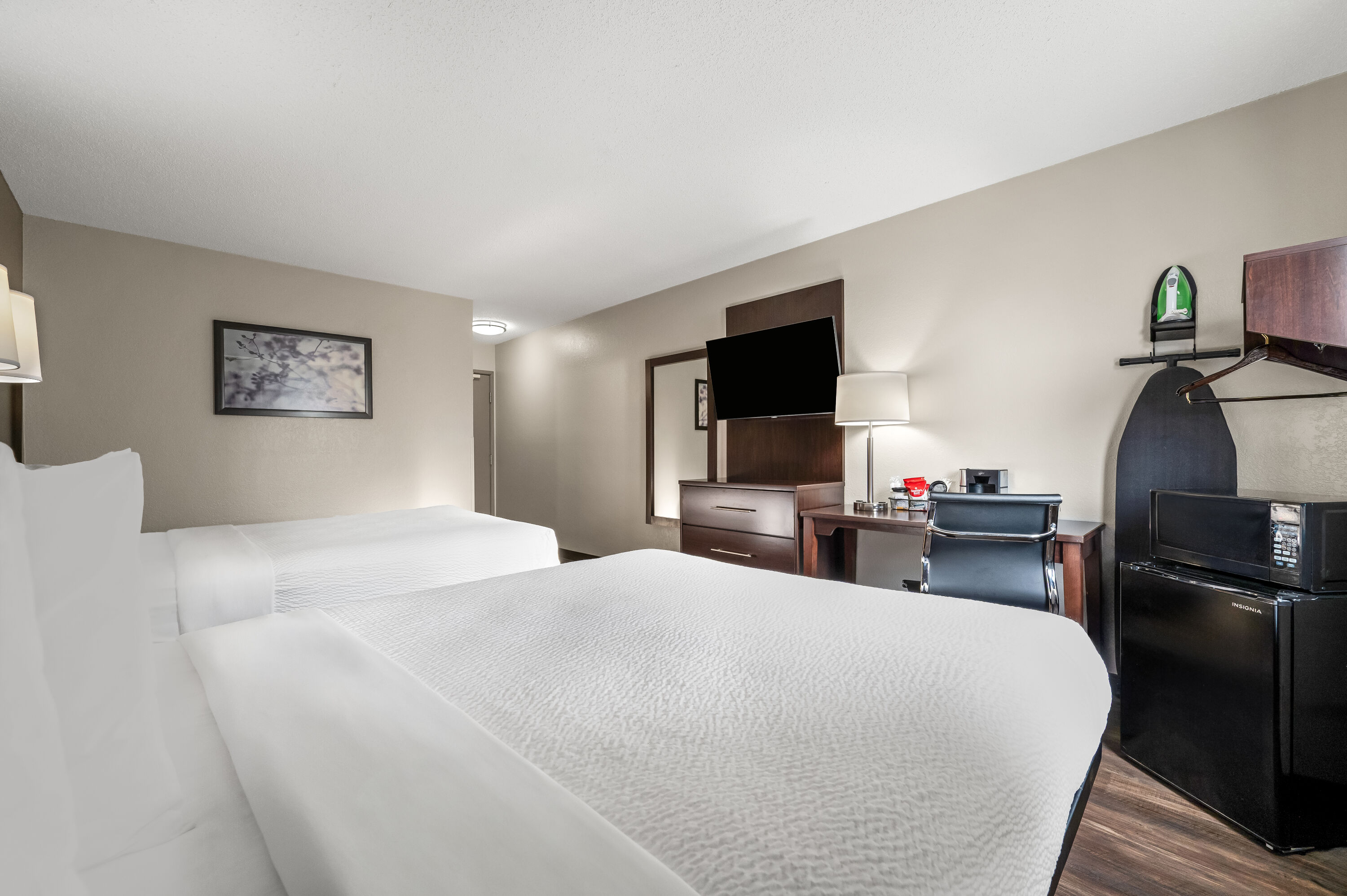 Queen bed guest room at the Baymont by Wyndham Findlay in Findlay, Ohio