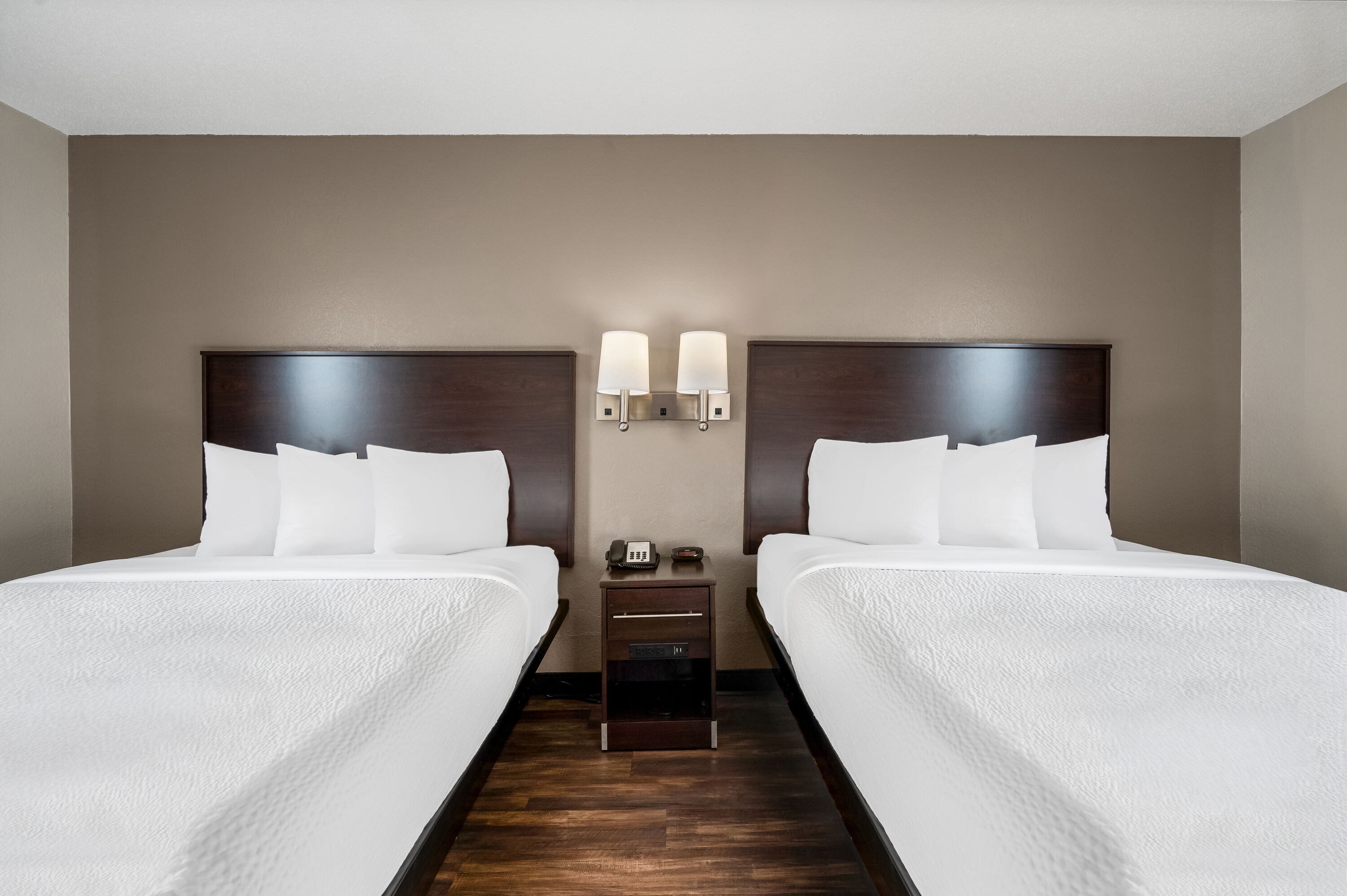 Queen bed guest room at the Baymont by Wyndham Findlay in Findlay, Ohio