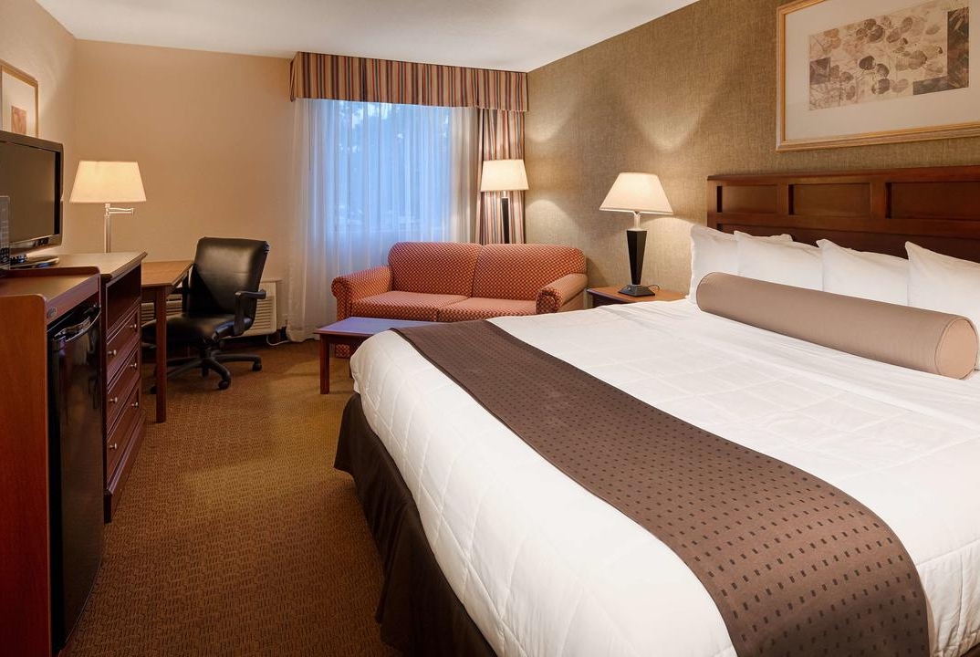 Guest room at the Baymont by Wyndham Marietta in Marietta, Ohio