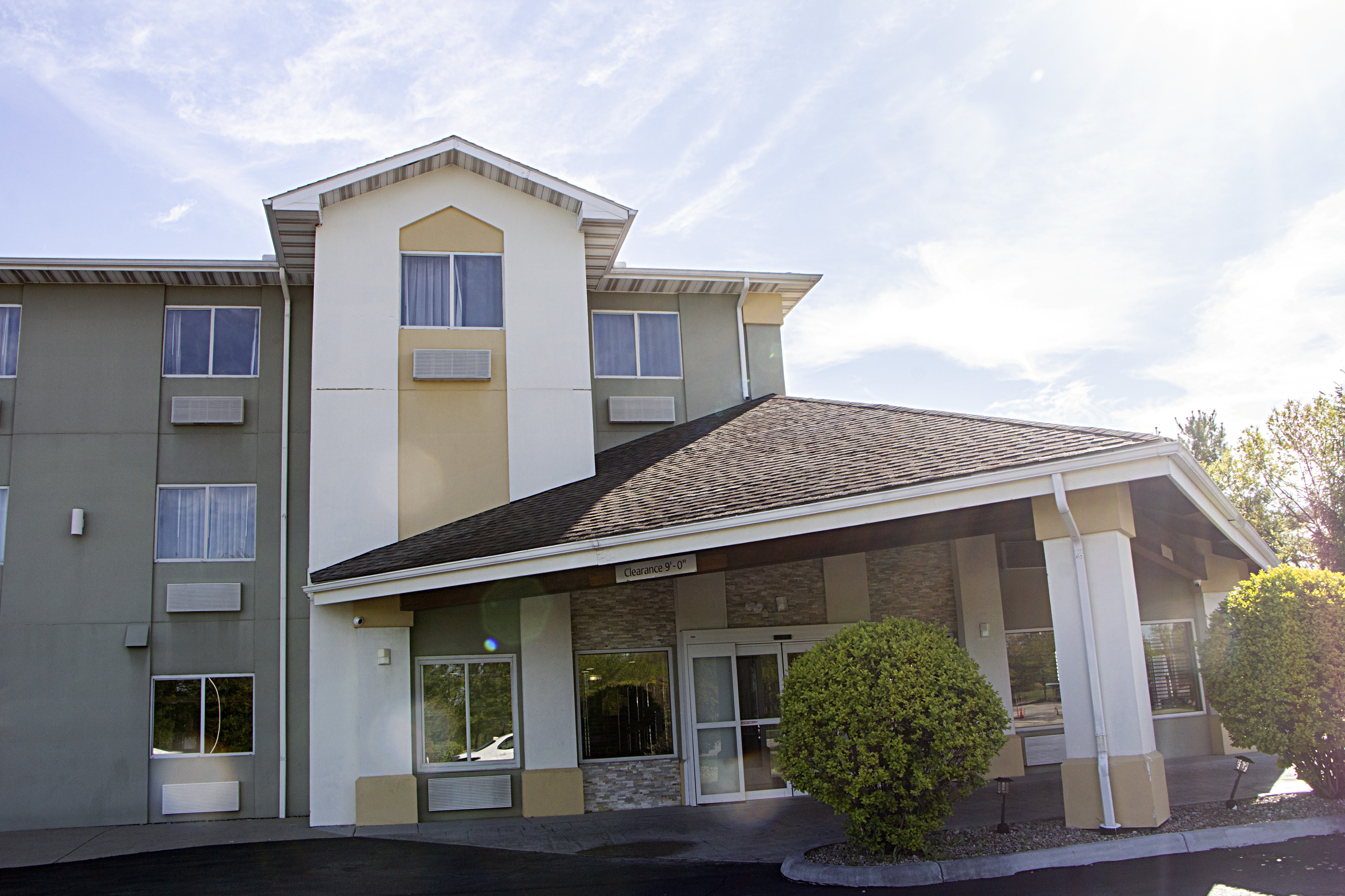 Exterior of Baymont by Wyndham Maumee Toledo hotel in Maumee, Ohio