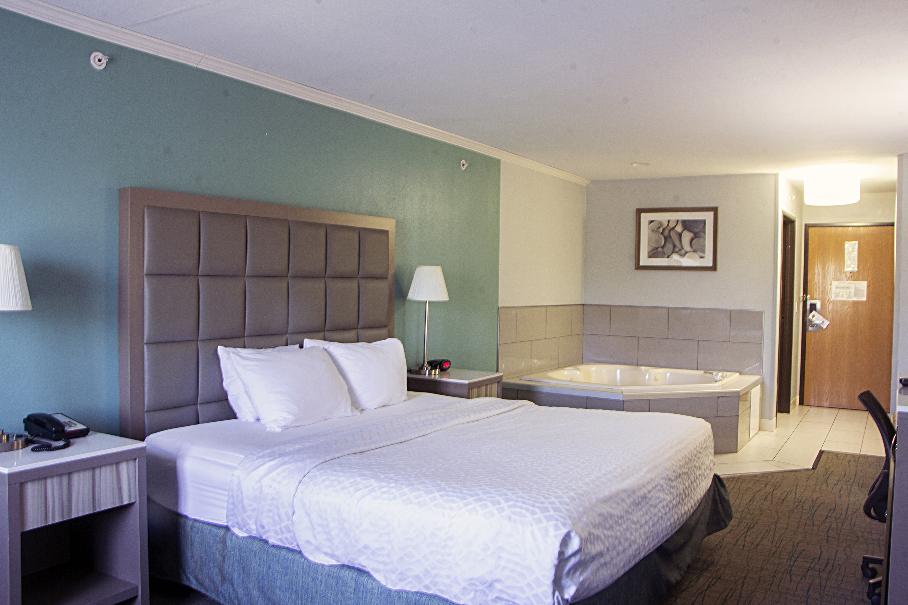 Guest room at the Baymont by Wyndham Maumee Toledo in Maumee, Ohio