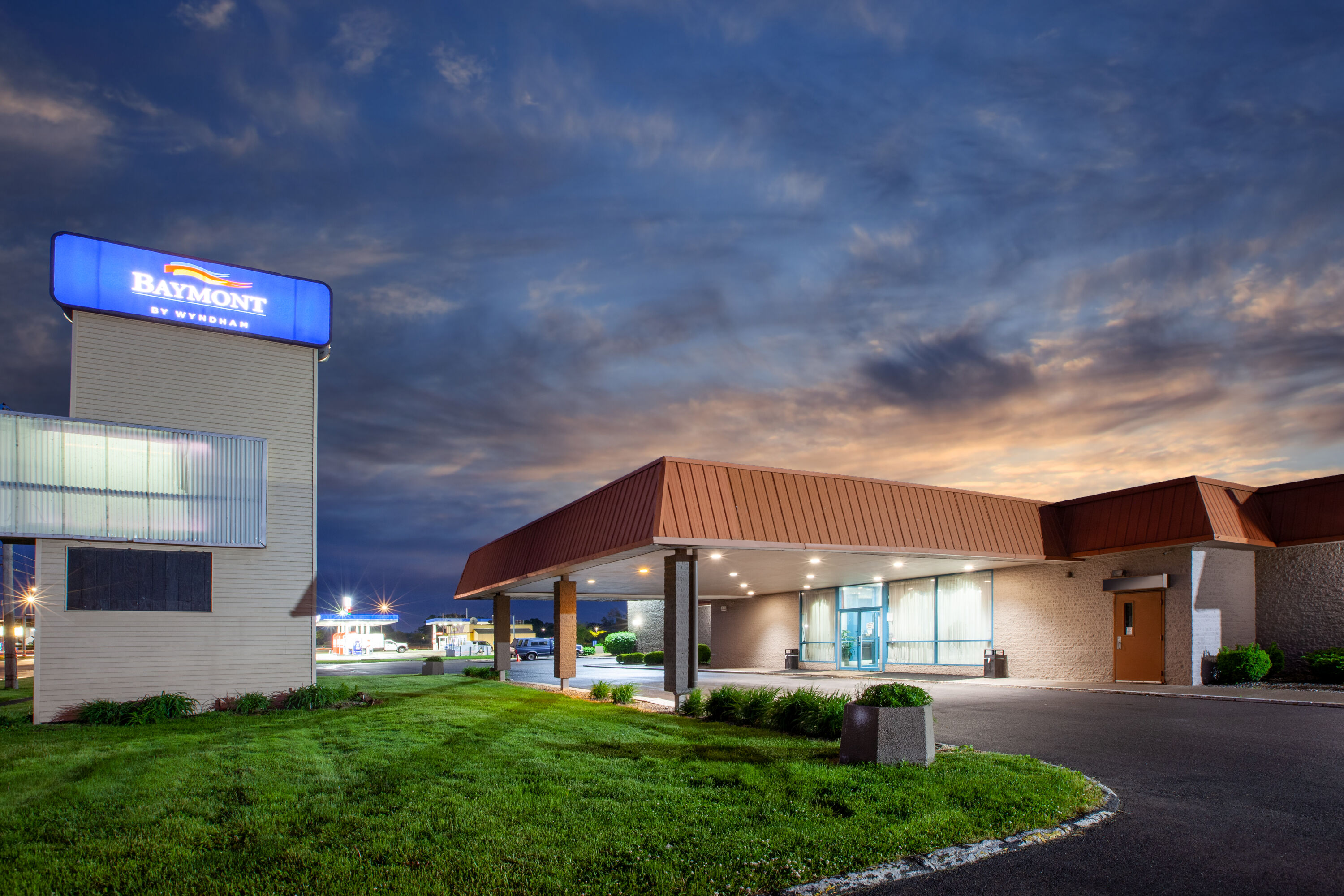 Exterior Dusk Image of Baymont by Wyndham Northwood hotel in Northwood, Ohio