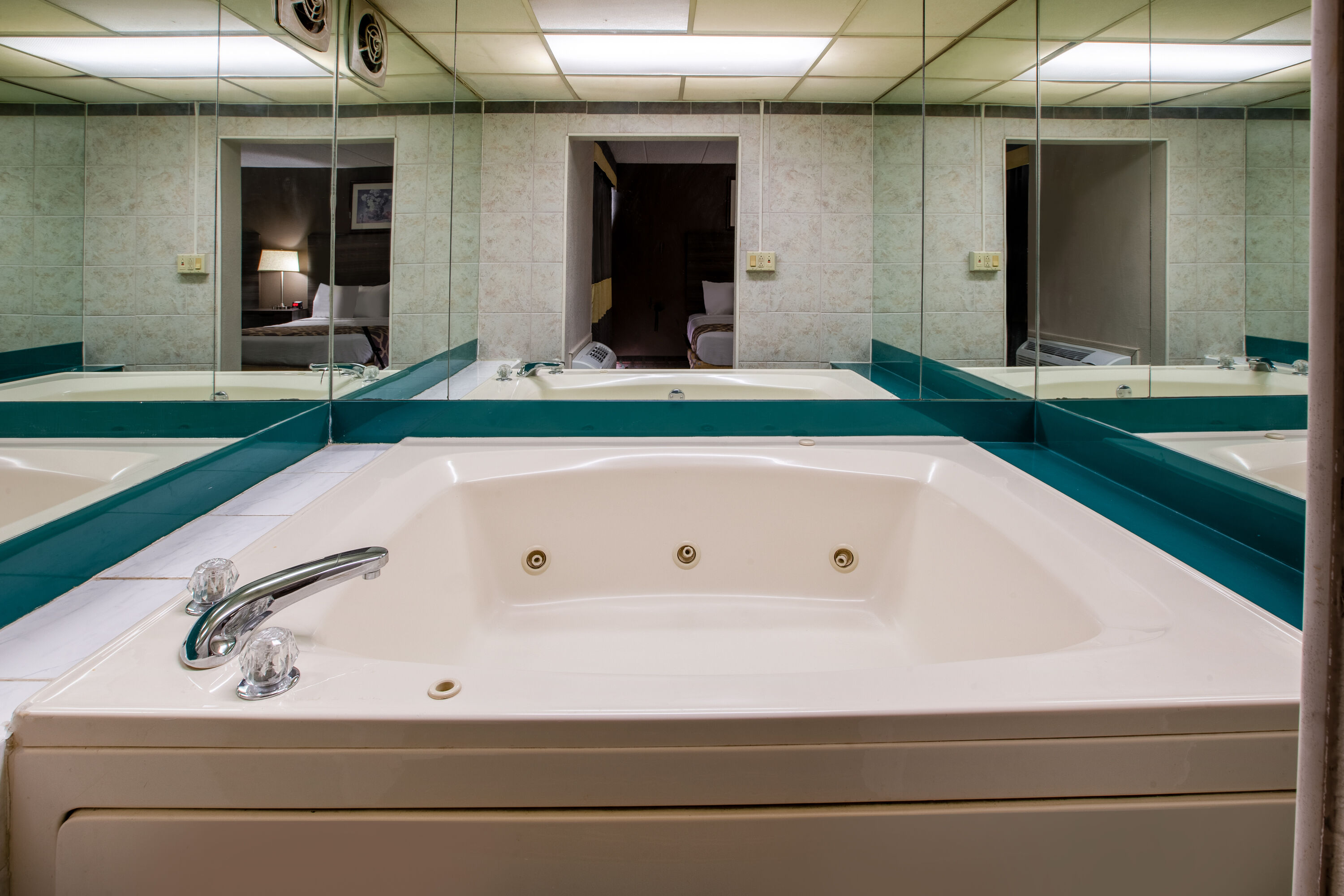 Guest room bath at the Baymont by Wyndham Northwood in Northwood, Ohio