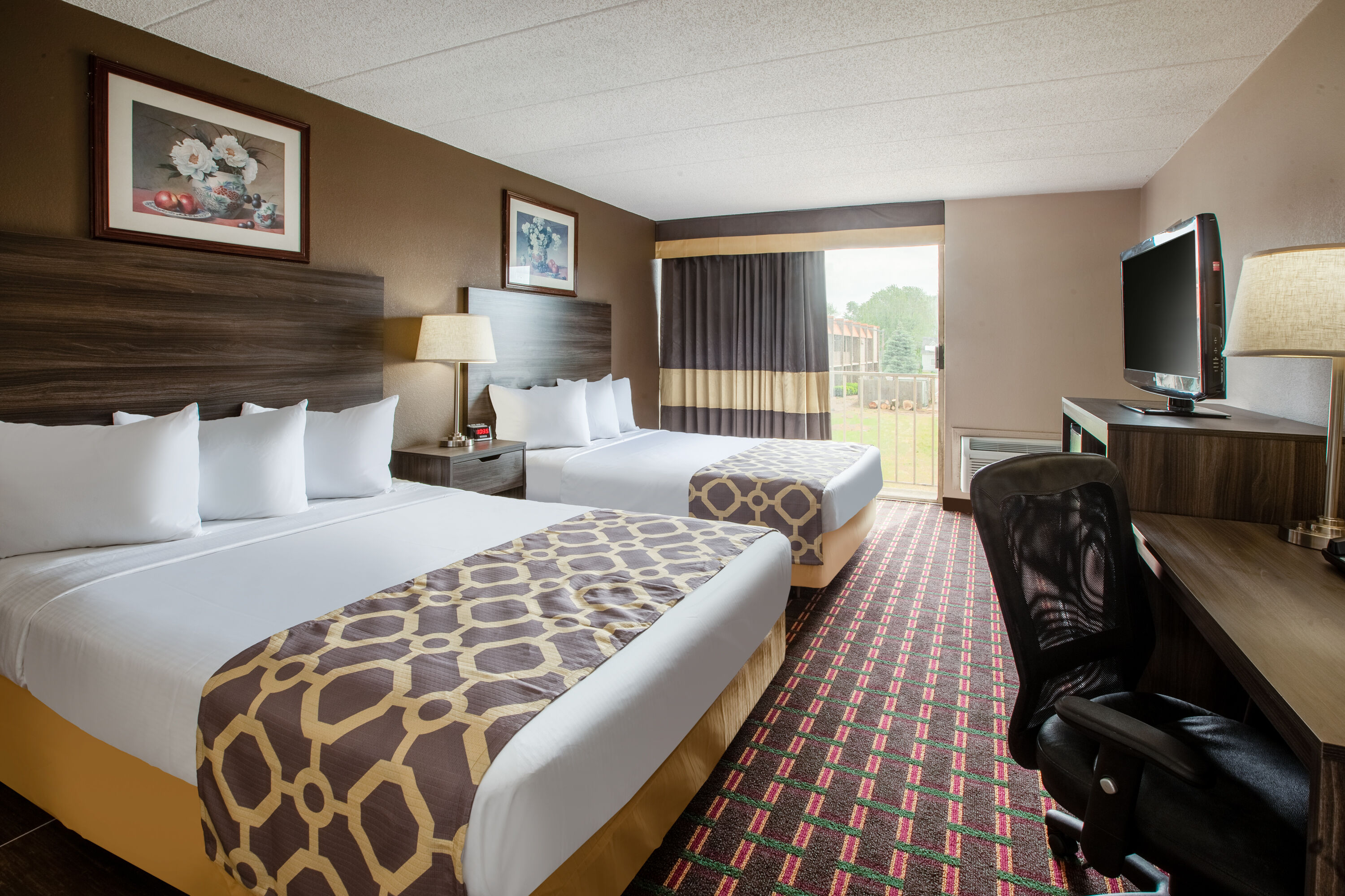 Guest room at the Baymont by Wyndham Northwood in Northwood, Ohio