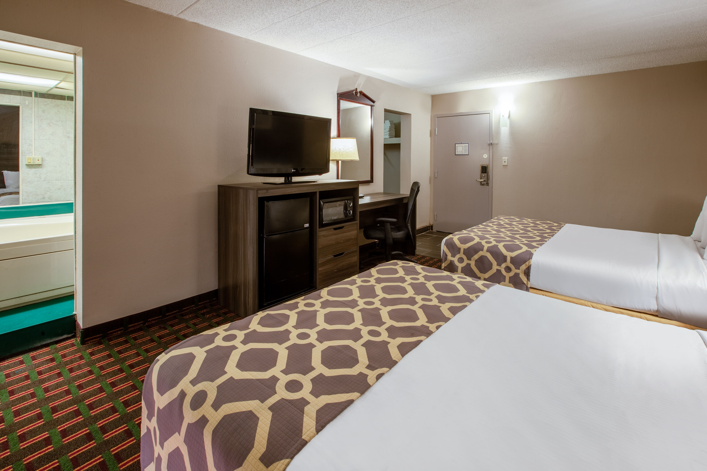 Guest room at the Baymont by Wyndham Northwood in Northwood, Ohio