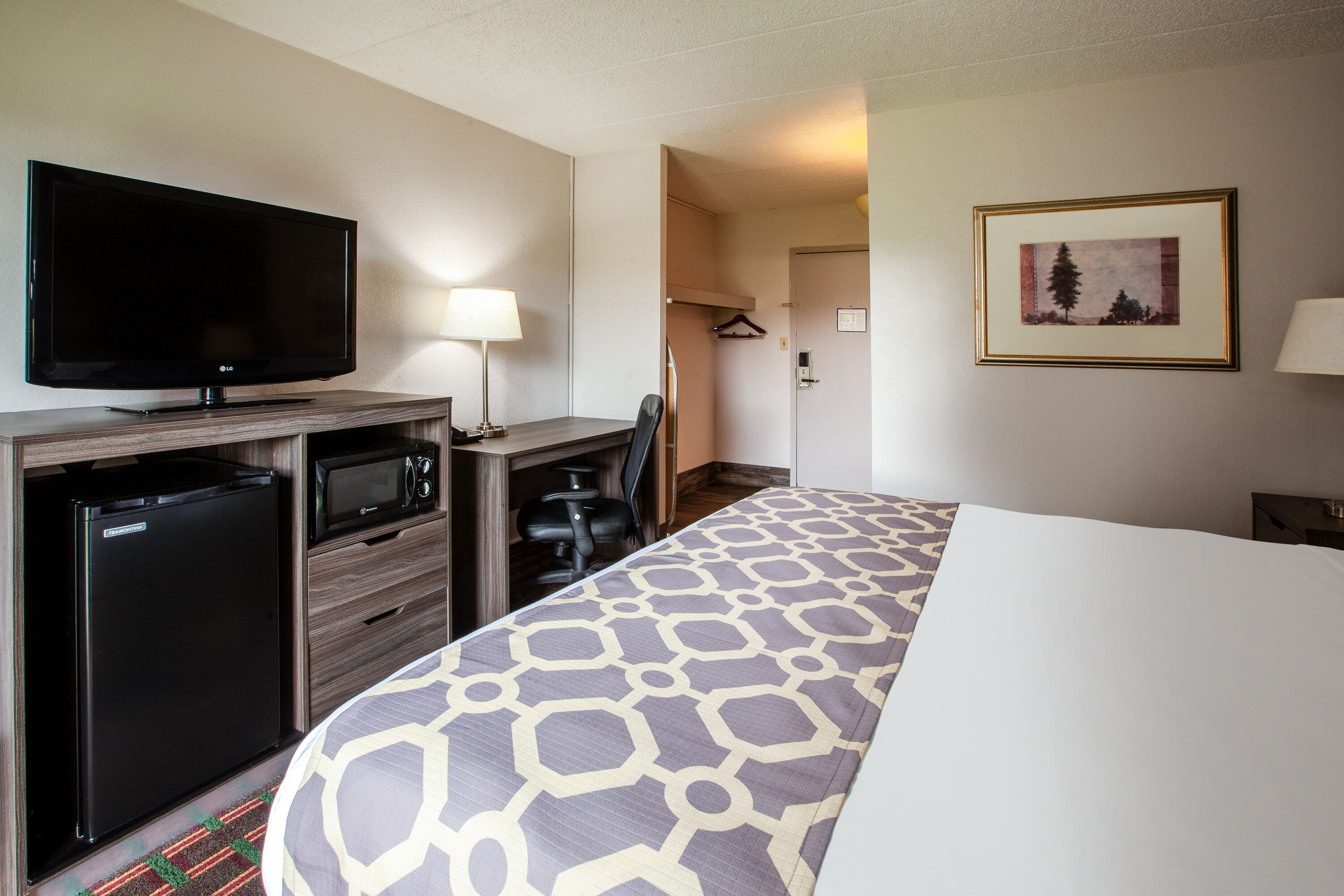 Guest room at the Baymont by Wyndham Northwood in Northwood, Ohio