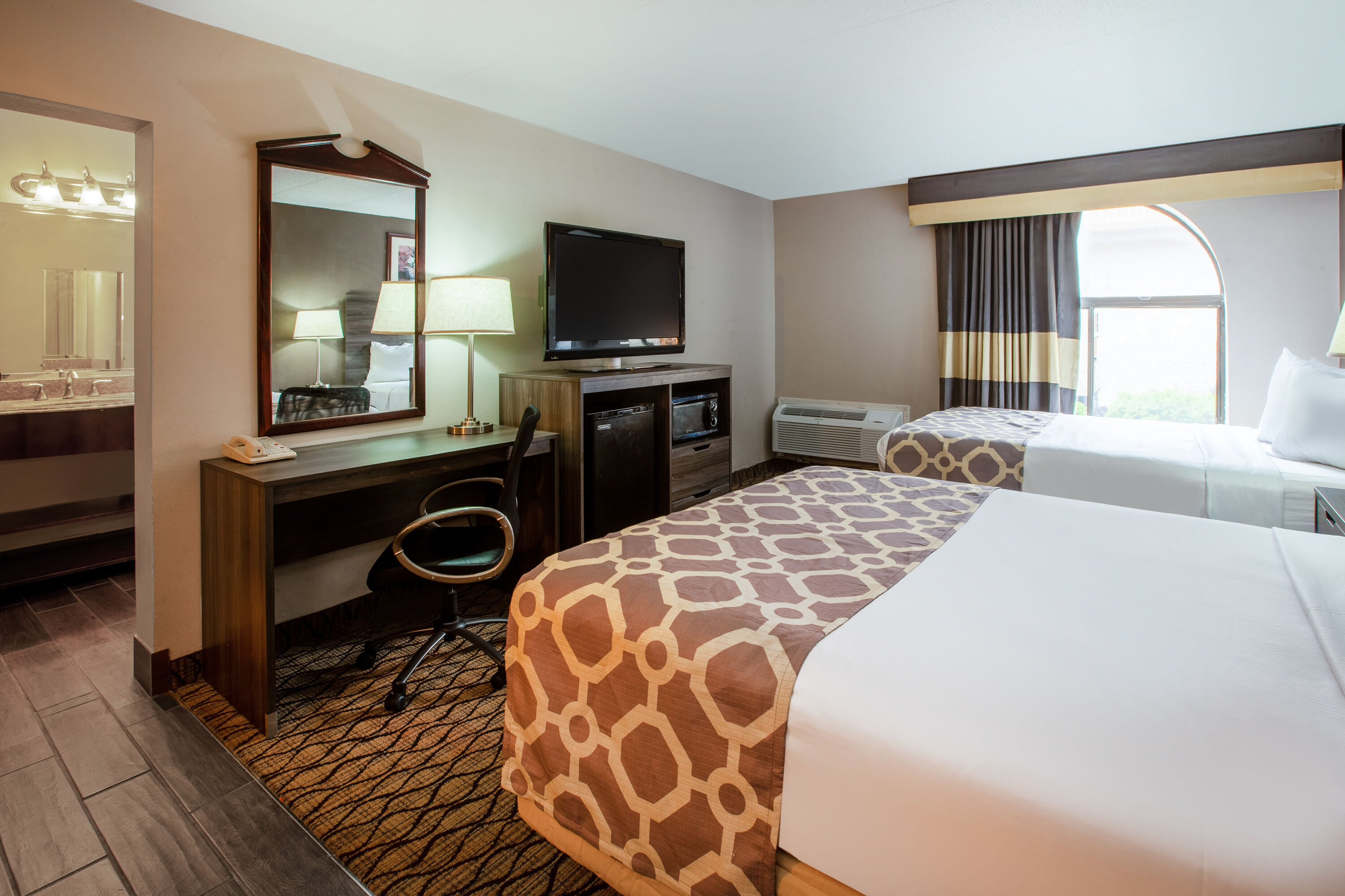 Guest room at the Baymont by Wyndham Northwood in Northwood, Ohio