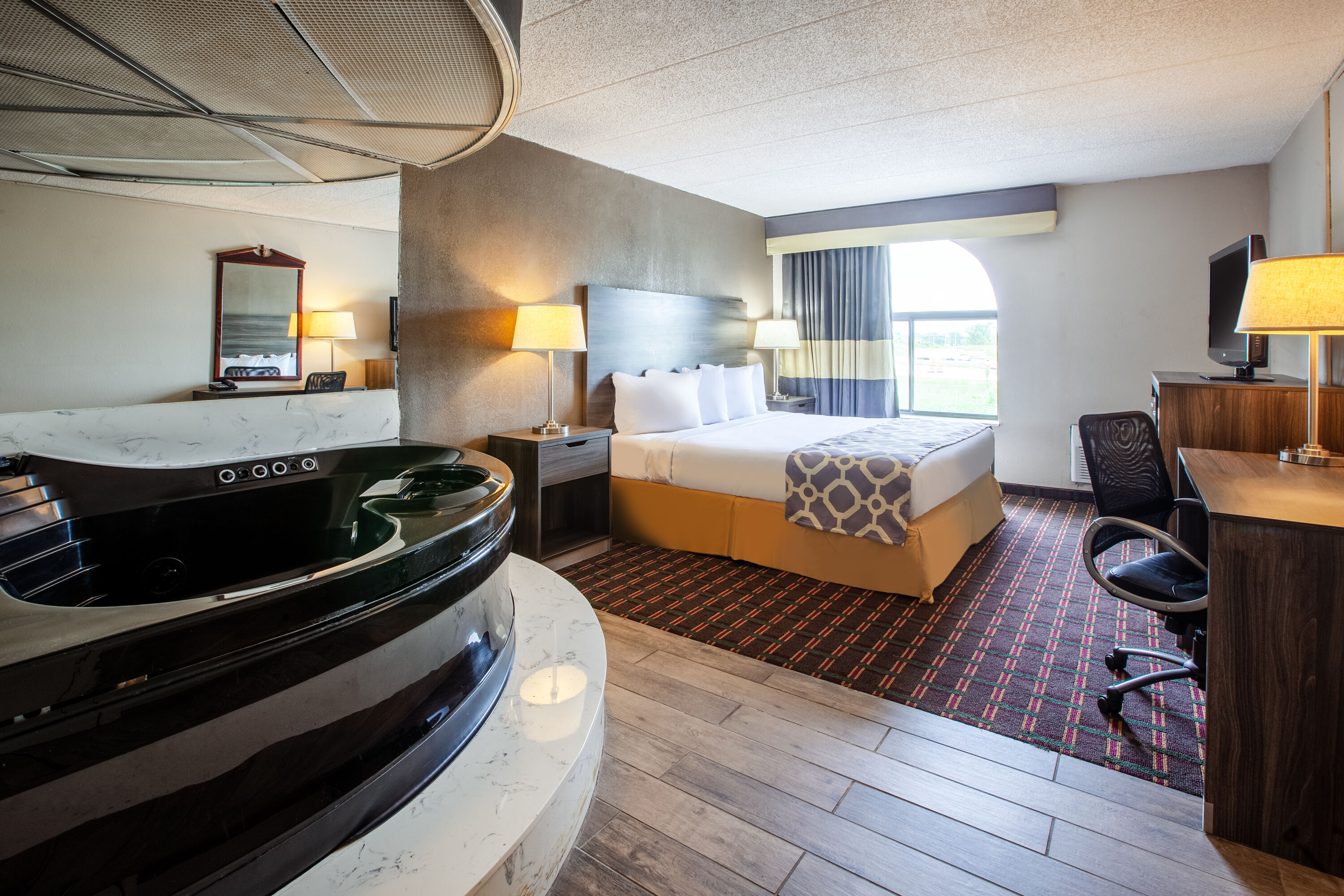 Baymont by Wyndham Northwood hot tub suite in Northwood, Ohio