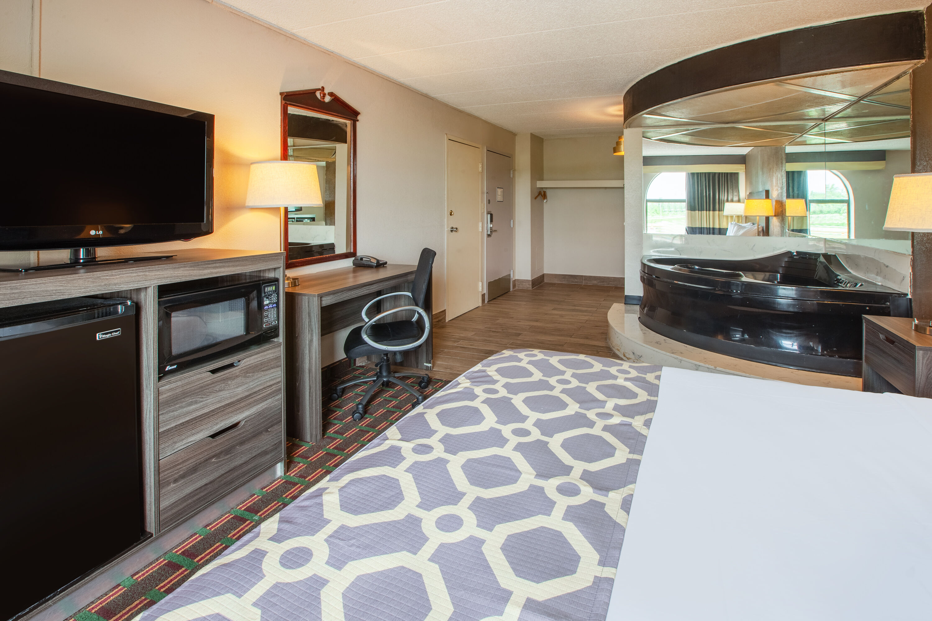 Baymont by Wyndham Northwood hot tub suite in Northwood, Ohio