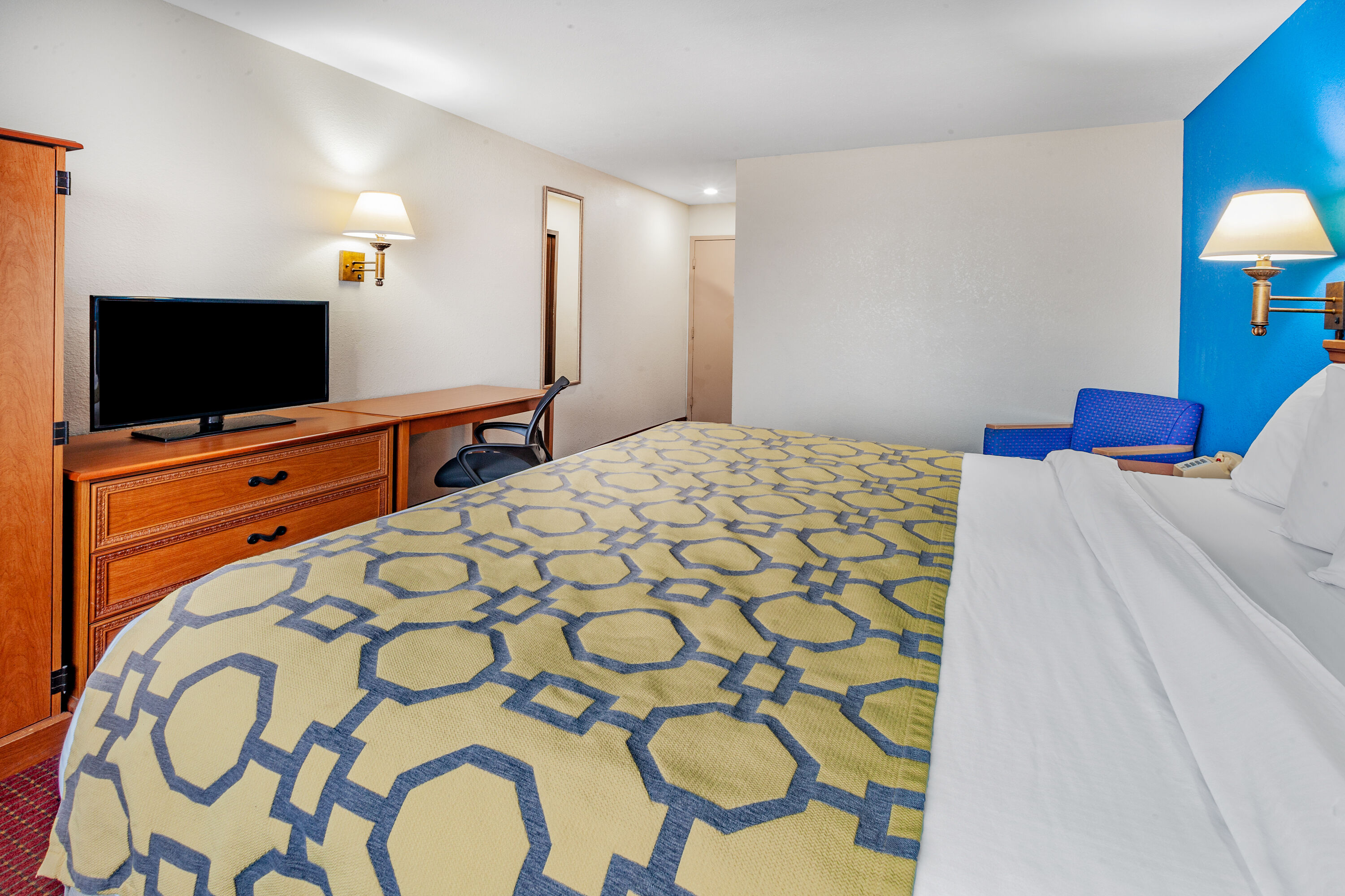 Guest room at the Baymont by Wyndham Perrysburg/Toledo in Perrysburg, Ohio