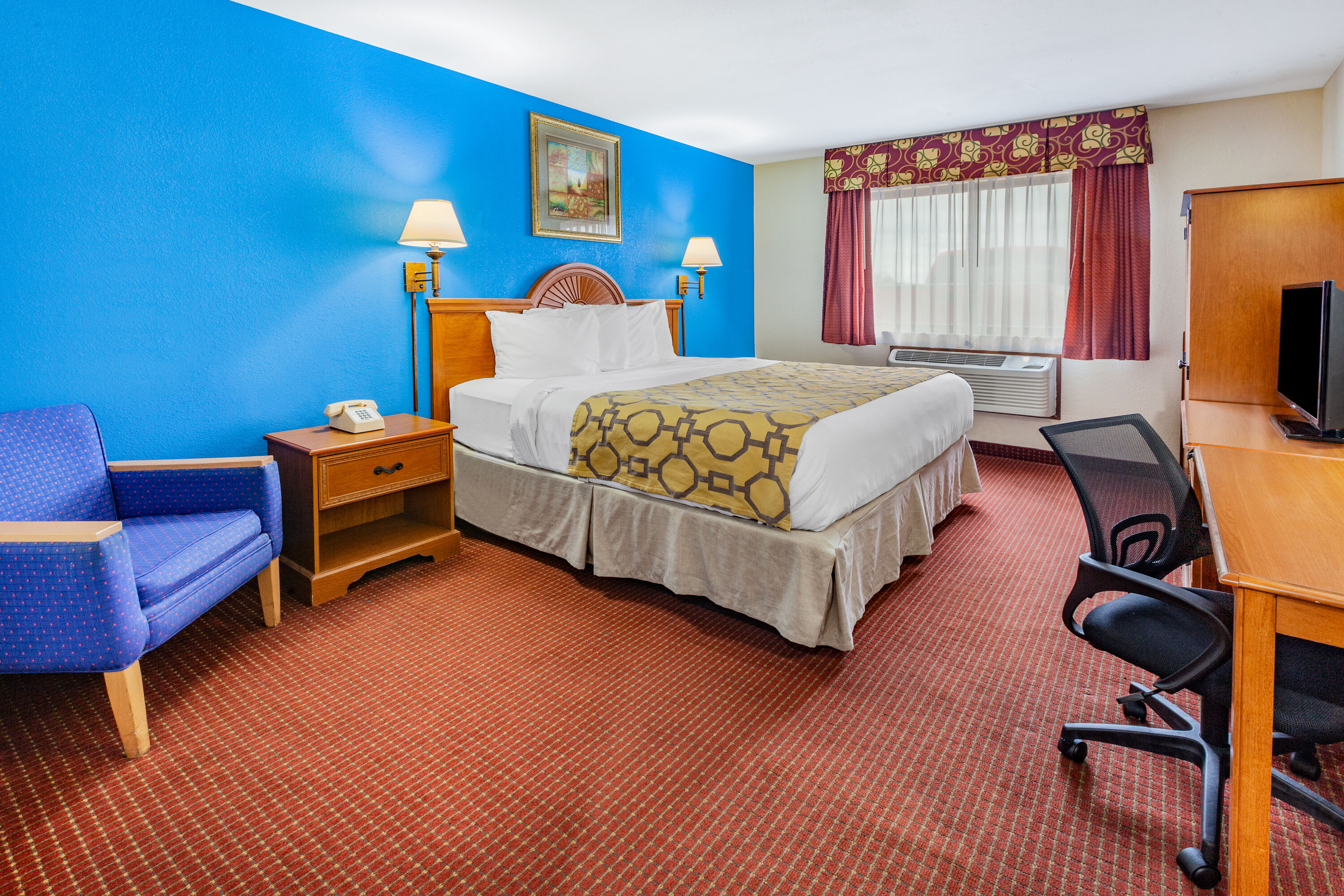 Guest room at the Baymont by Wyndham Perrysburg/Toledo in Perrysburg, Ohio