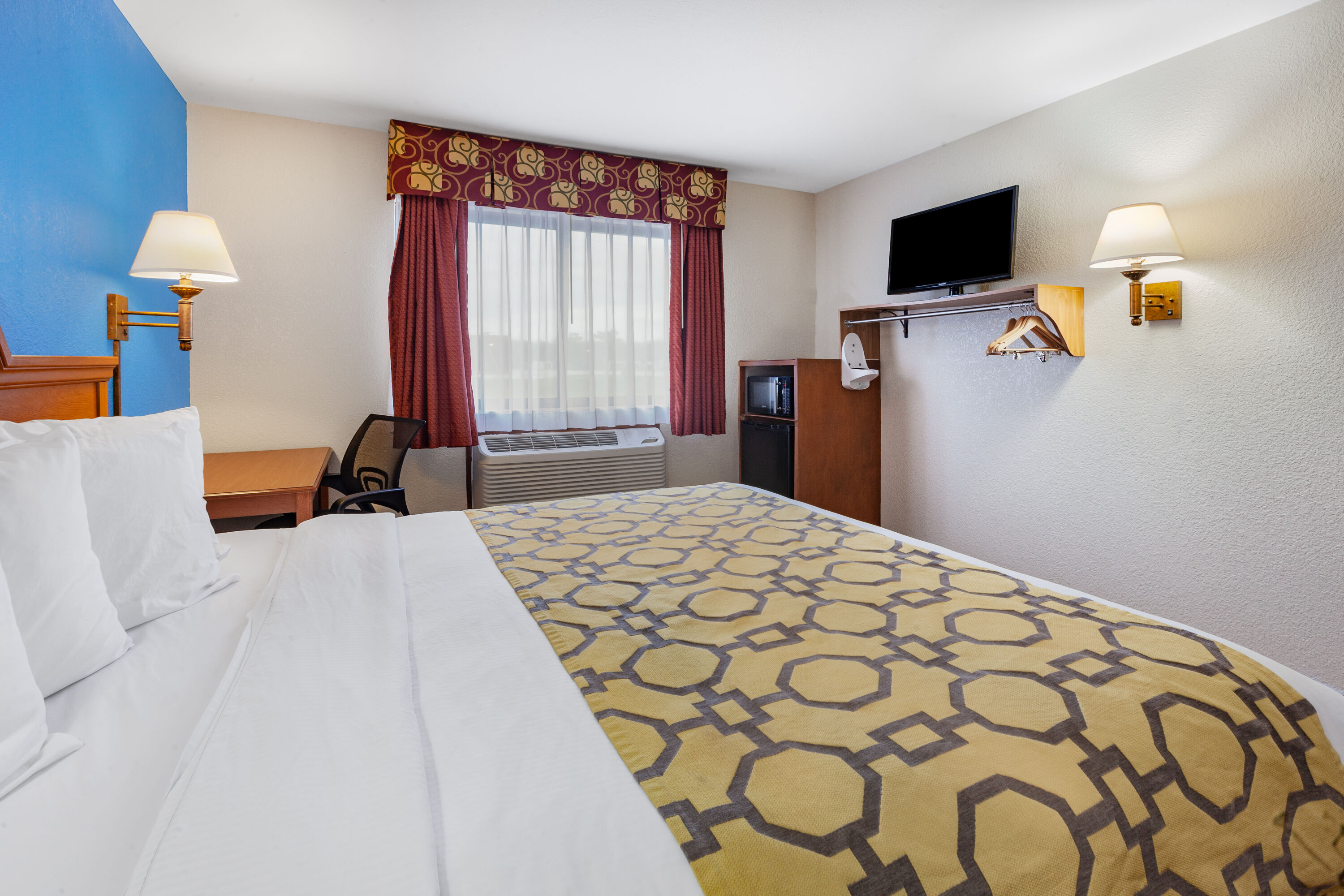 Guest room at the Baymont by Wyndham Perrysburg/Toledo in Perrysburg, Ohio