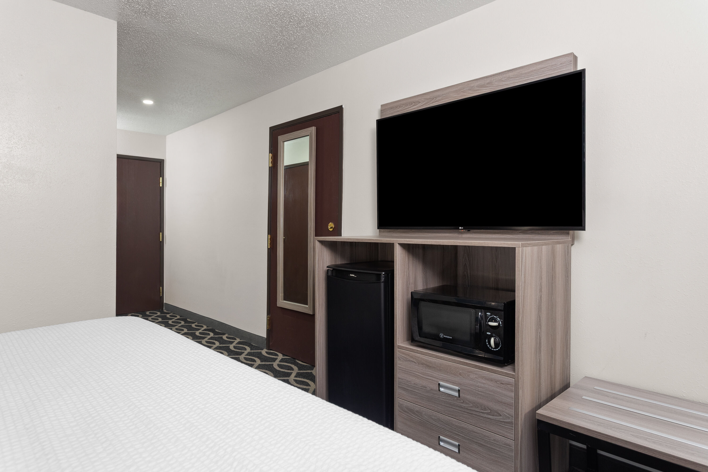 Guest room at the Baymont by Wyndham Piqua in Piqua, Ohio