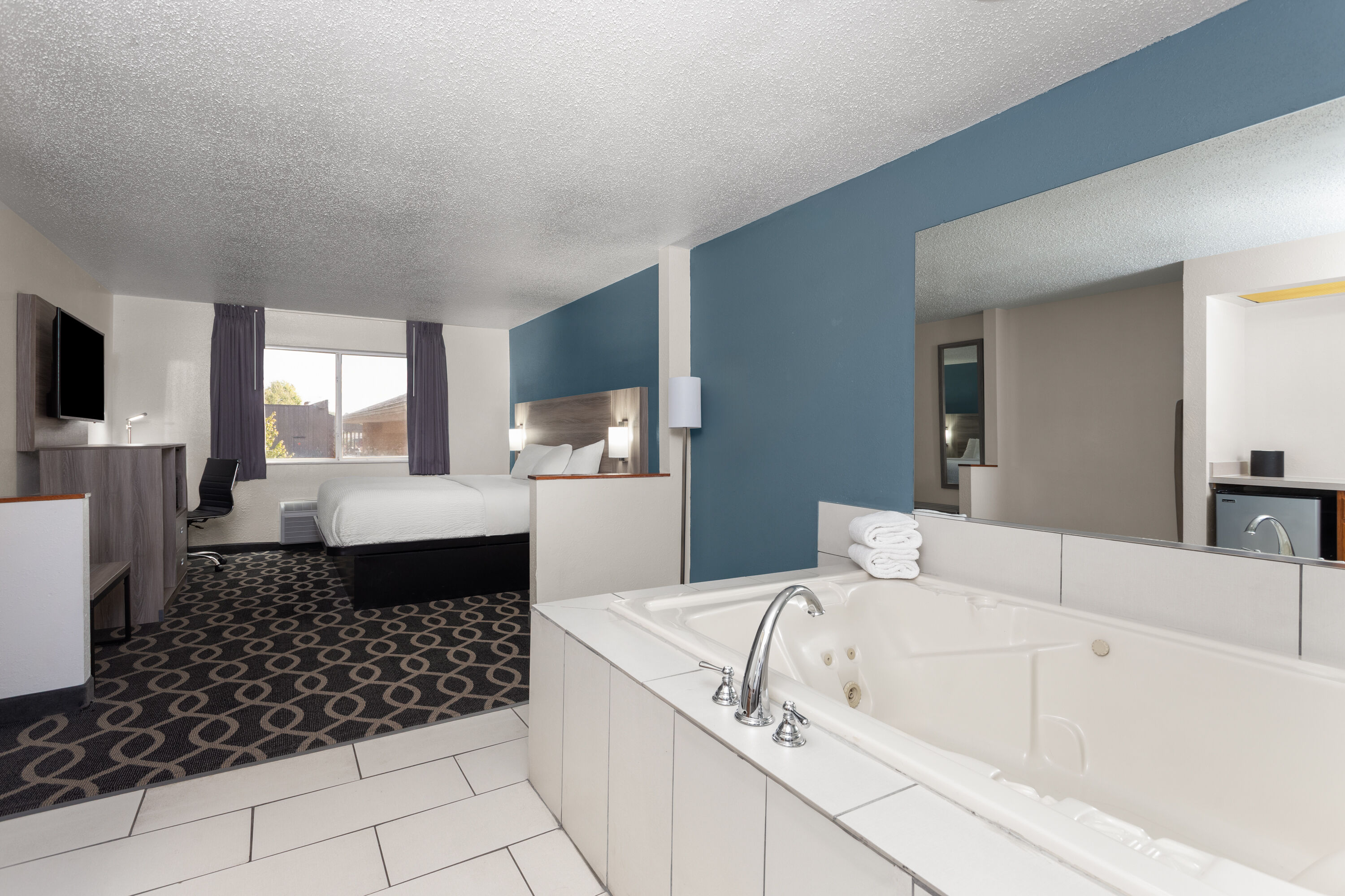 Baymont by Wyndham Piqua hot tub suite in Piqua, Ohio