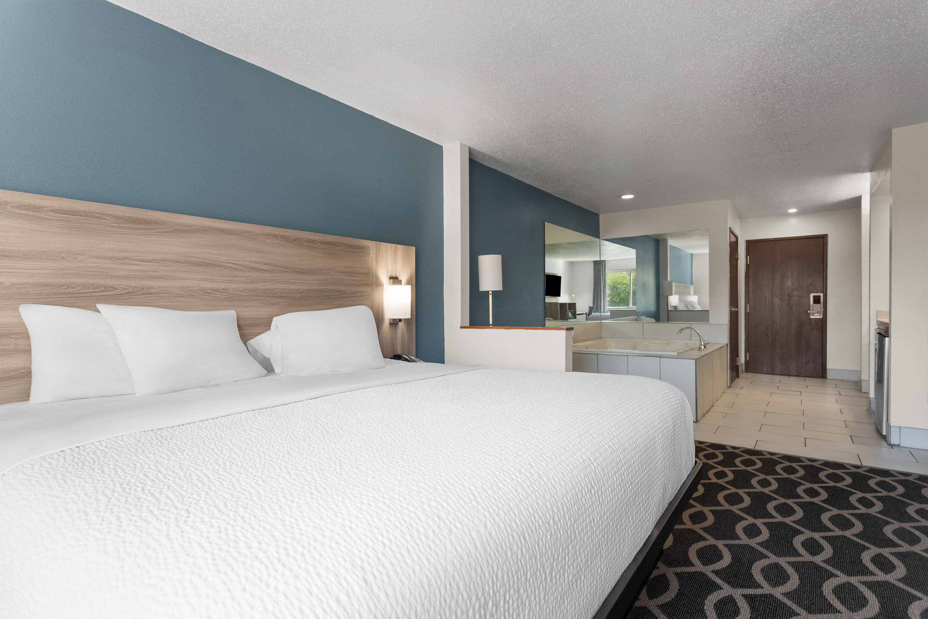 Baymont by Wyndham Piqua hot tub suite in Piqua, Ohio