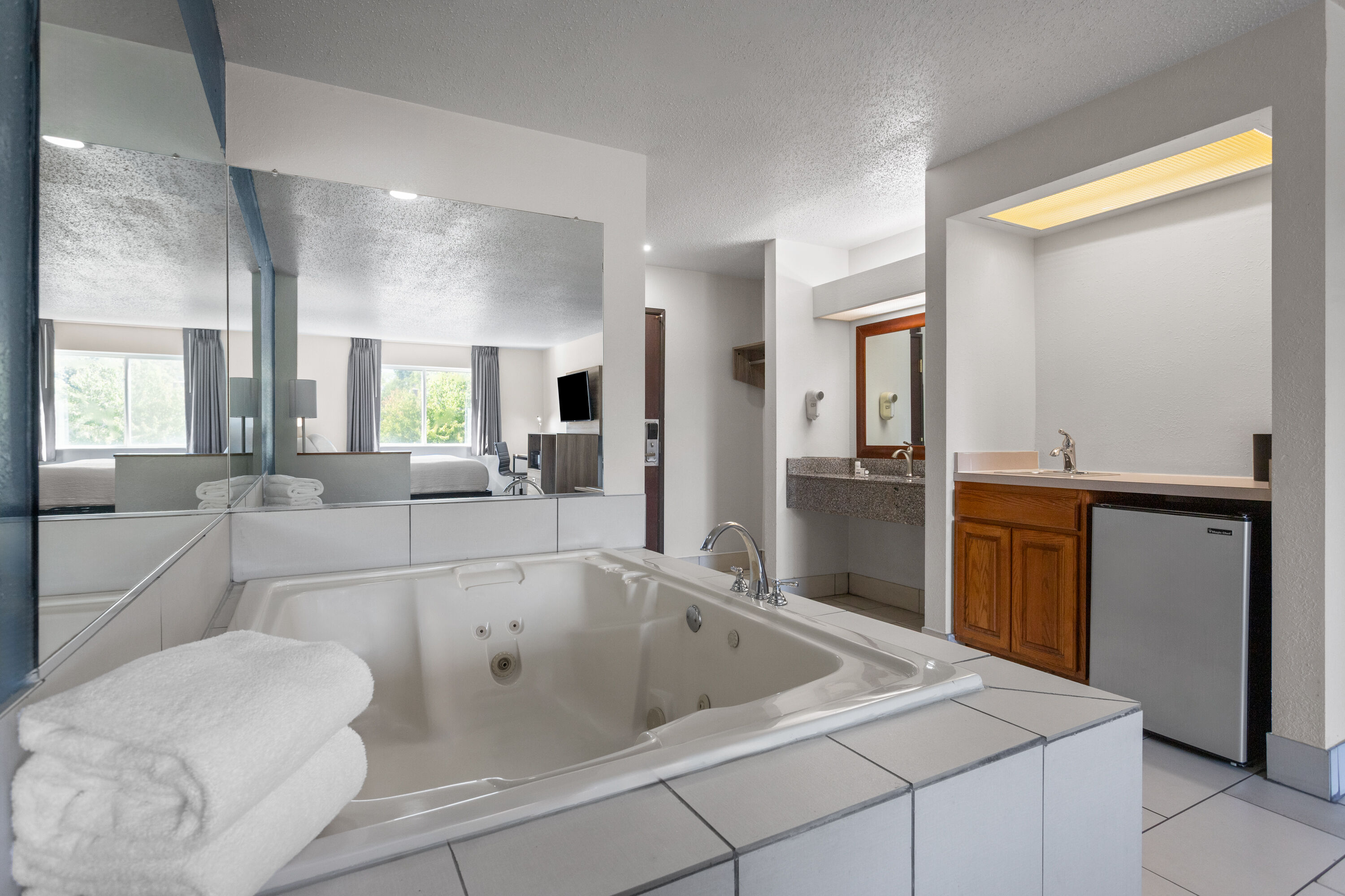 Baymont by Wyndham Piqua hot tub suite in Piqua, Ohio