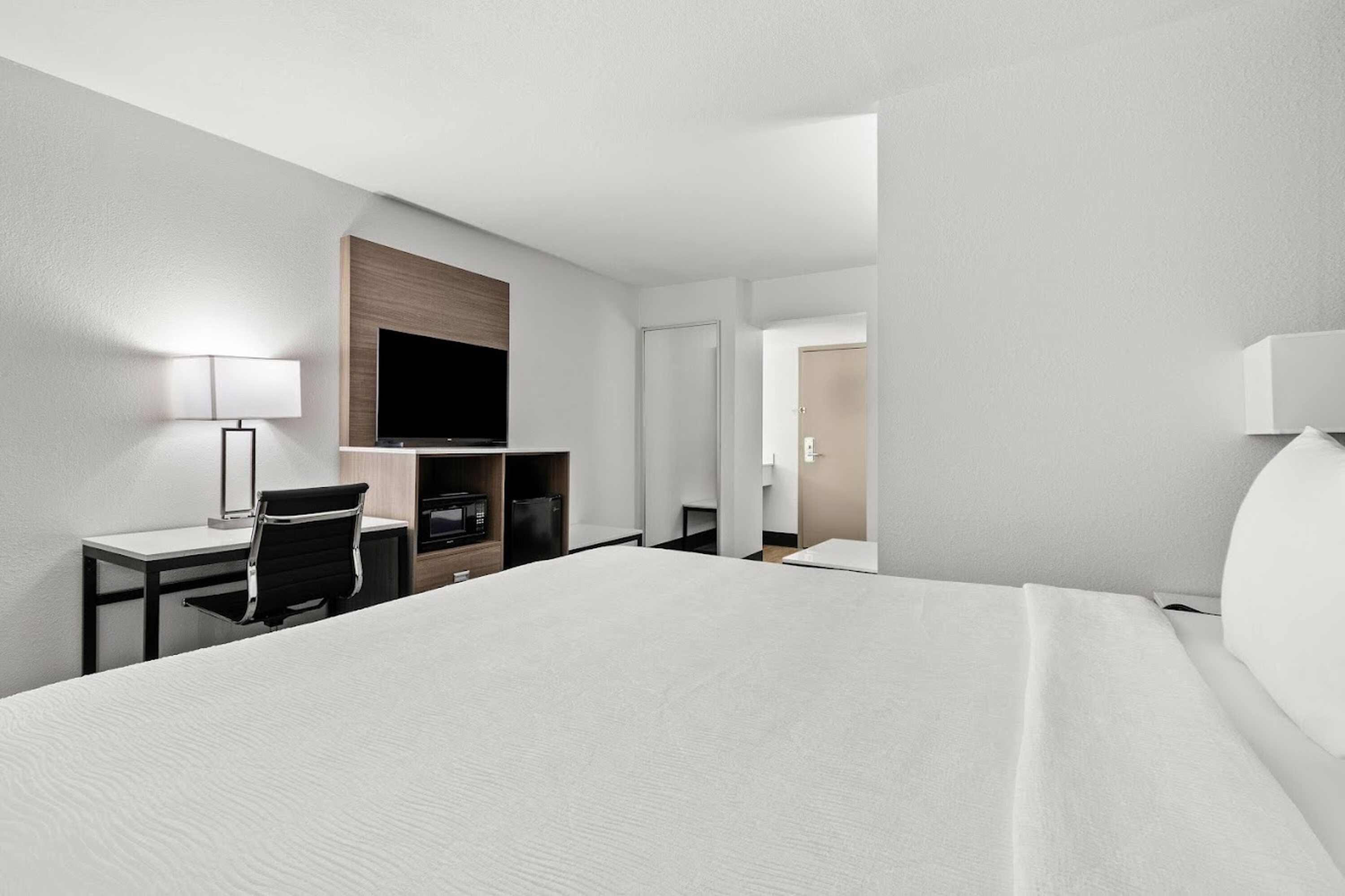 Guest room at the Baymont by Wyndham Ardmore I-35 in Ardmore, Oklahoma