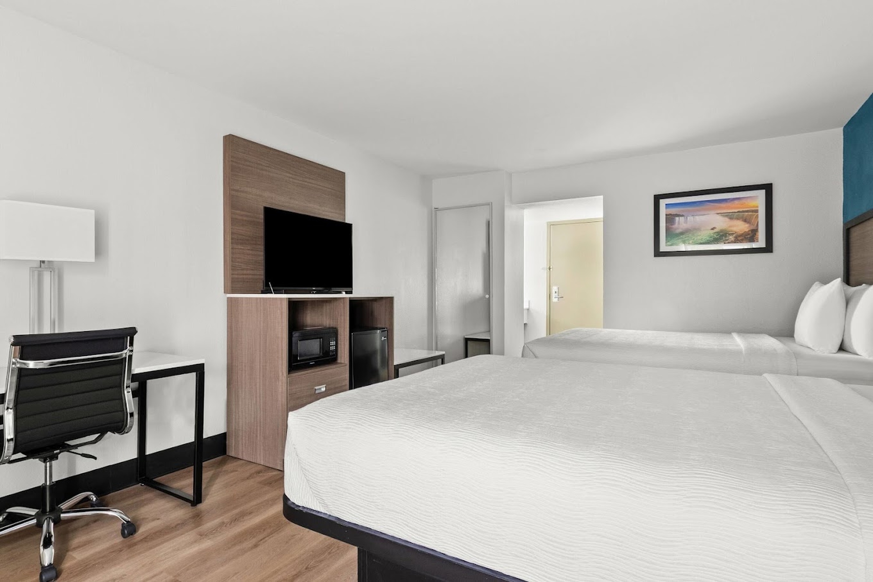 Guest room at the Baymont by Wyndham Ardmore I-35 in Ardmore, Oklahoma