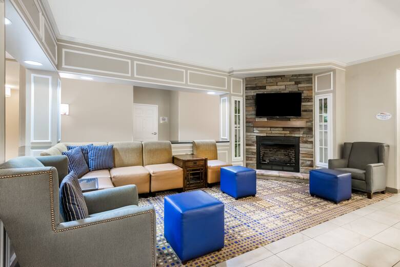 Baymont Inn & Suites Erie hotel lobby in Erie, Pennsylvania