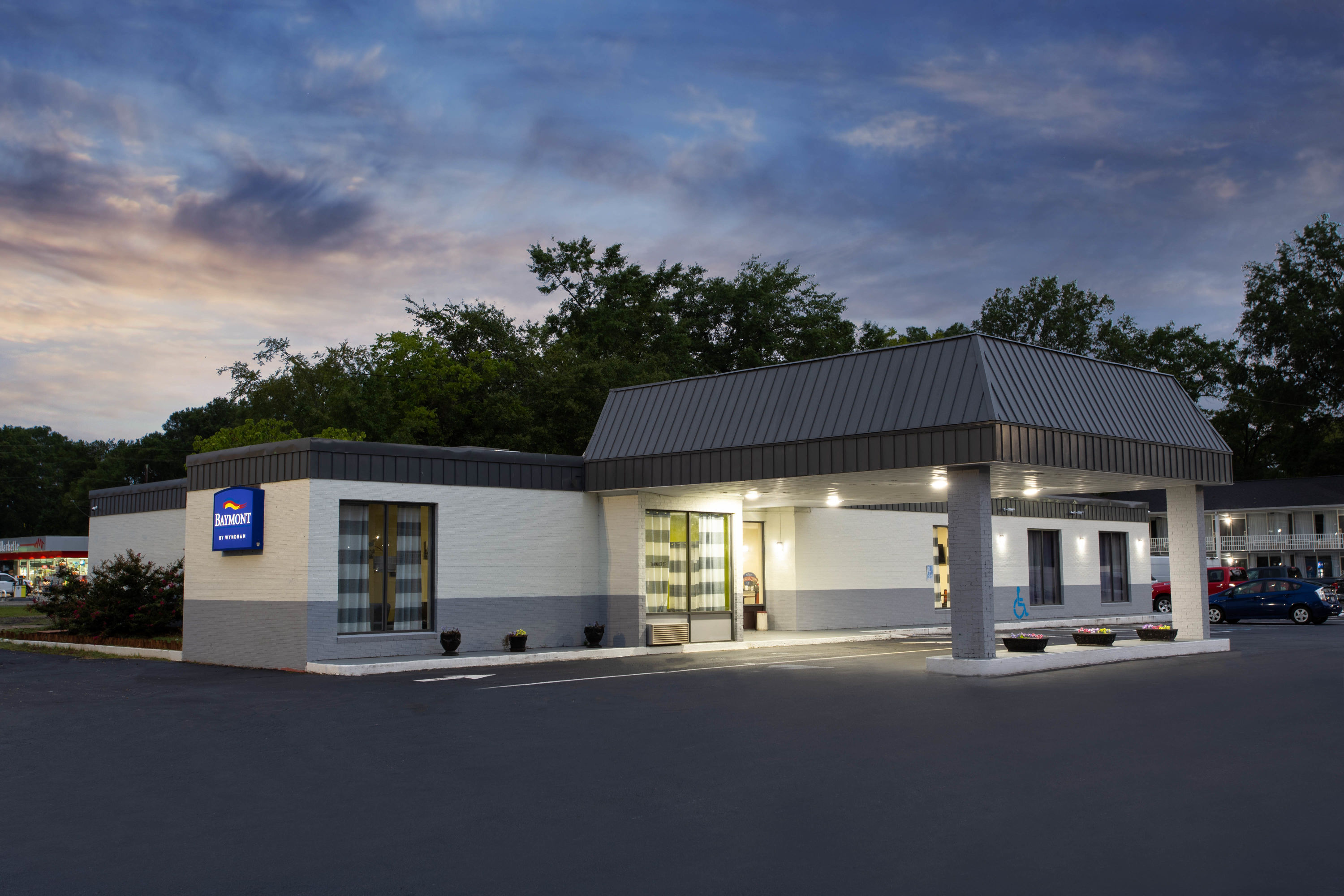 Exterior Dusk Image of Baymont by Wyndham Cheraw hotel in Cheraw, South Carolina