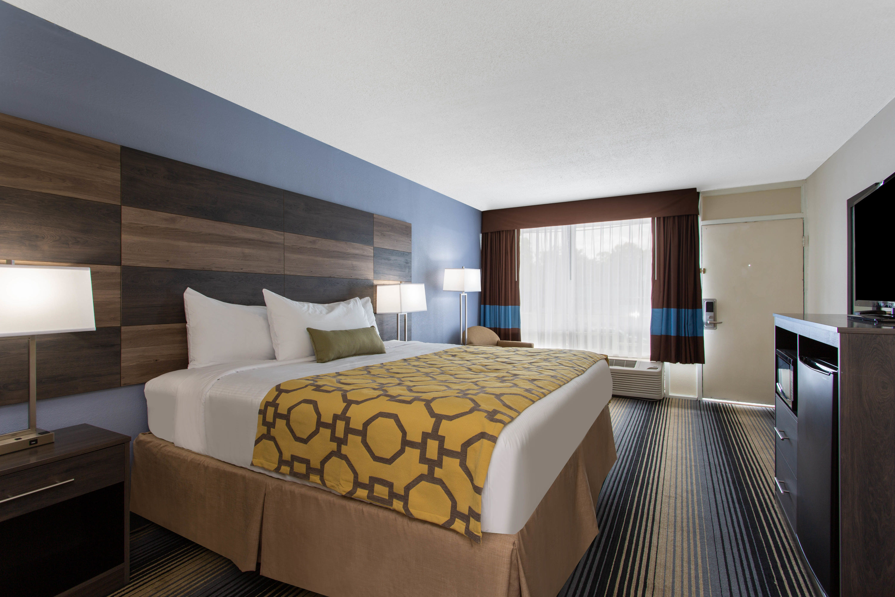 Guest room at the Baymont by Wyndham Cheraw in Cheraw, South Carolina