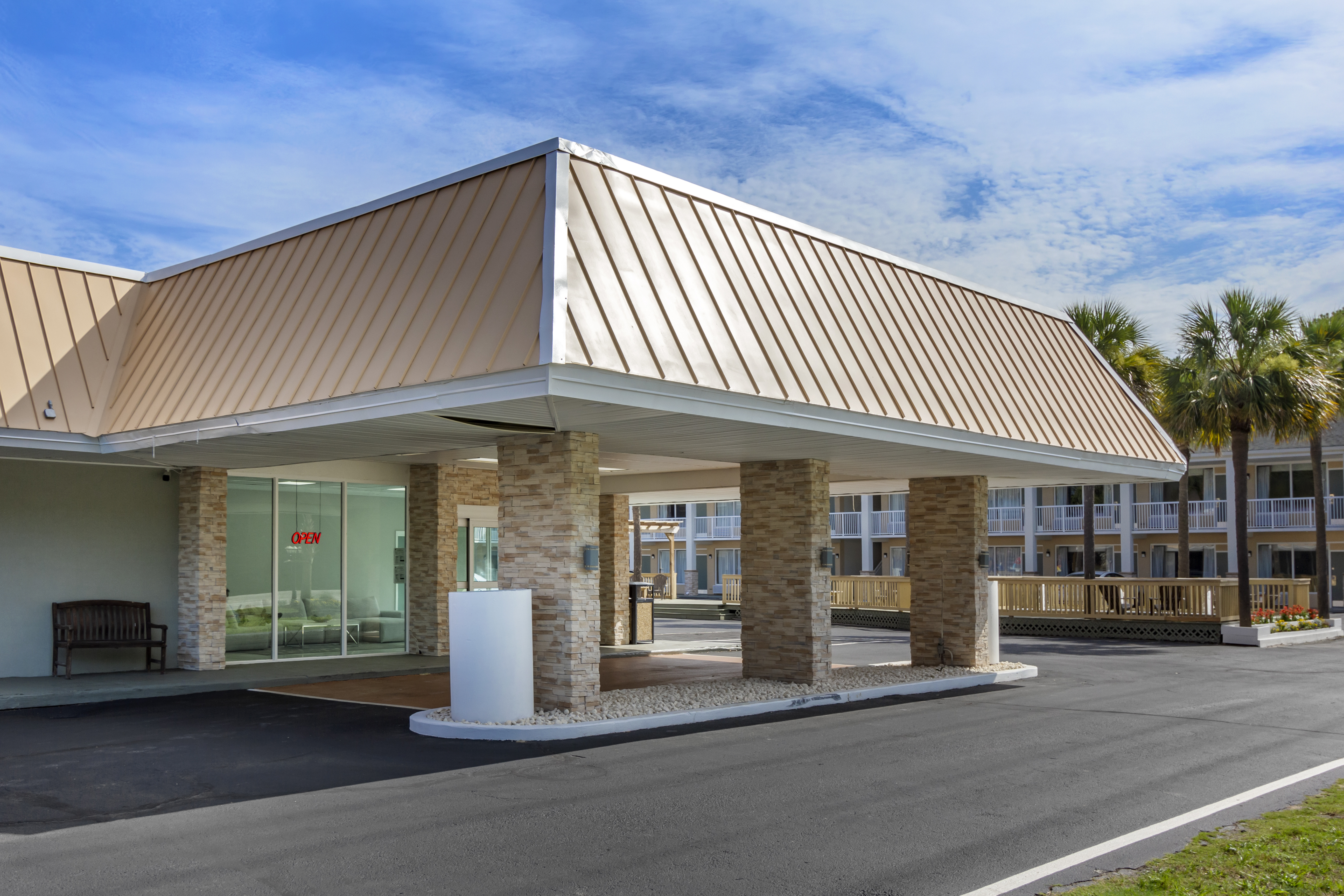 Exterior of Baymont by Wyndham Pawleys Island hotel in Pawleys Island, South Carolina