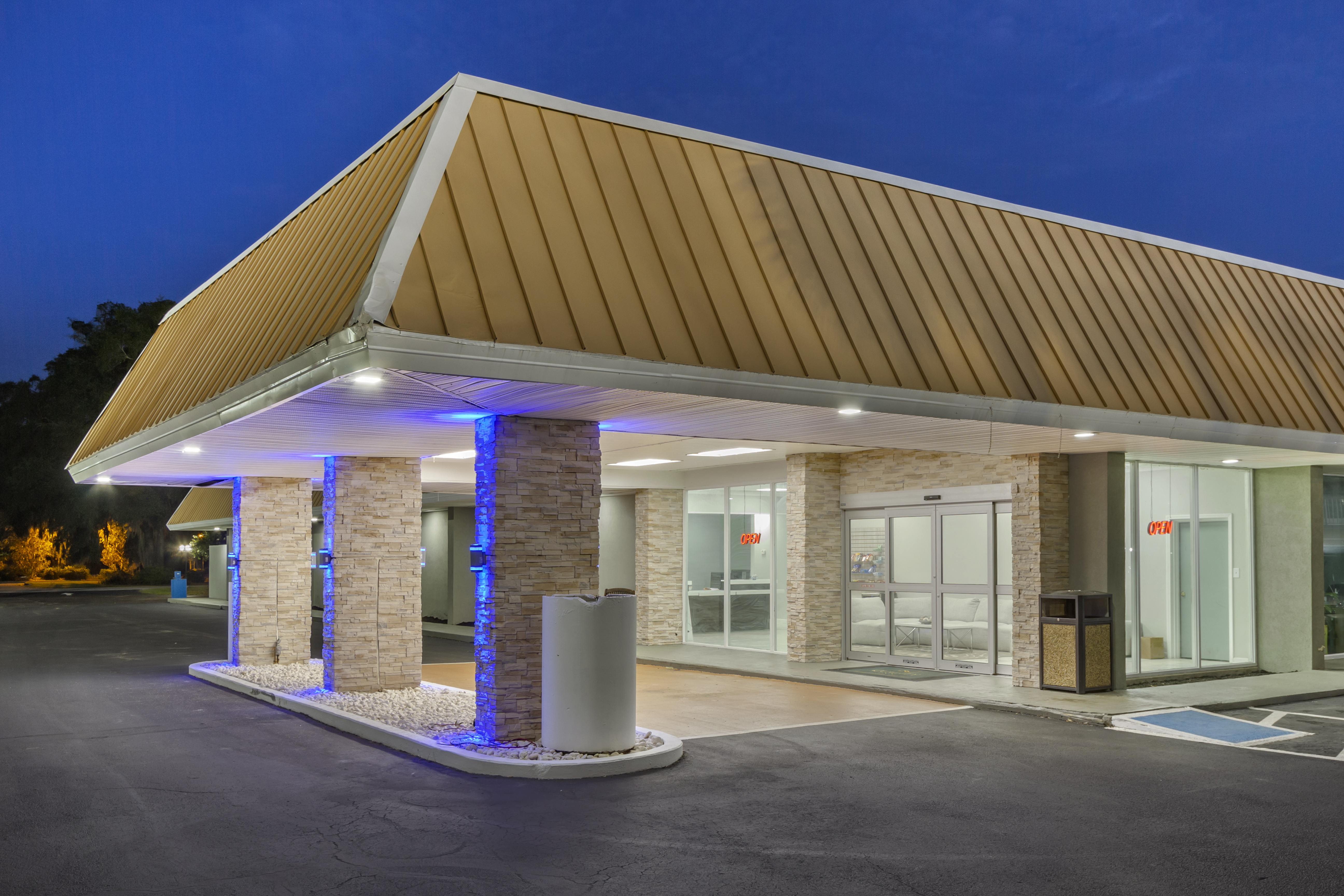 Exterior of Baymont by Wyndham Pawleys Island hotel in Pawleys Island, South Carolina