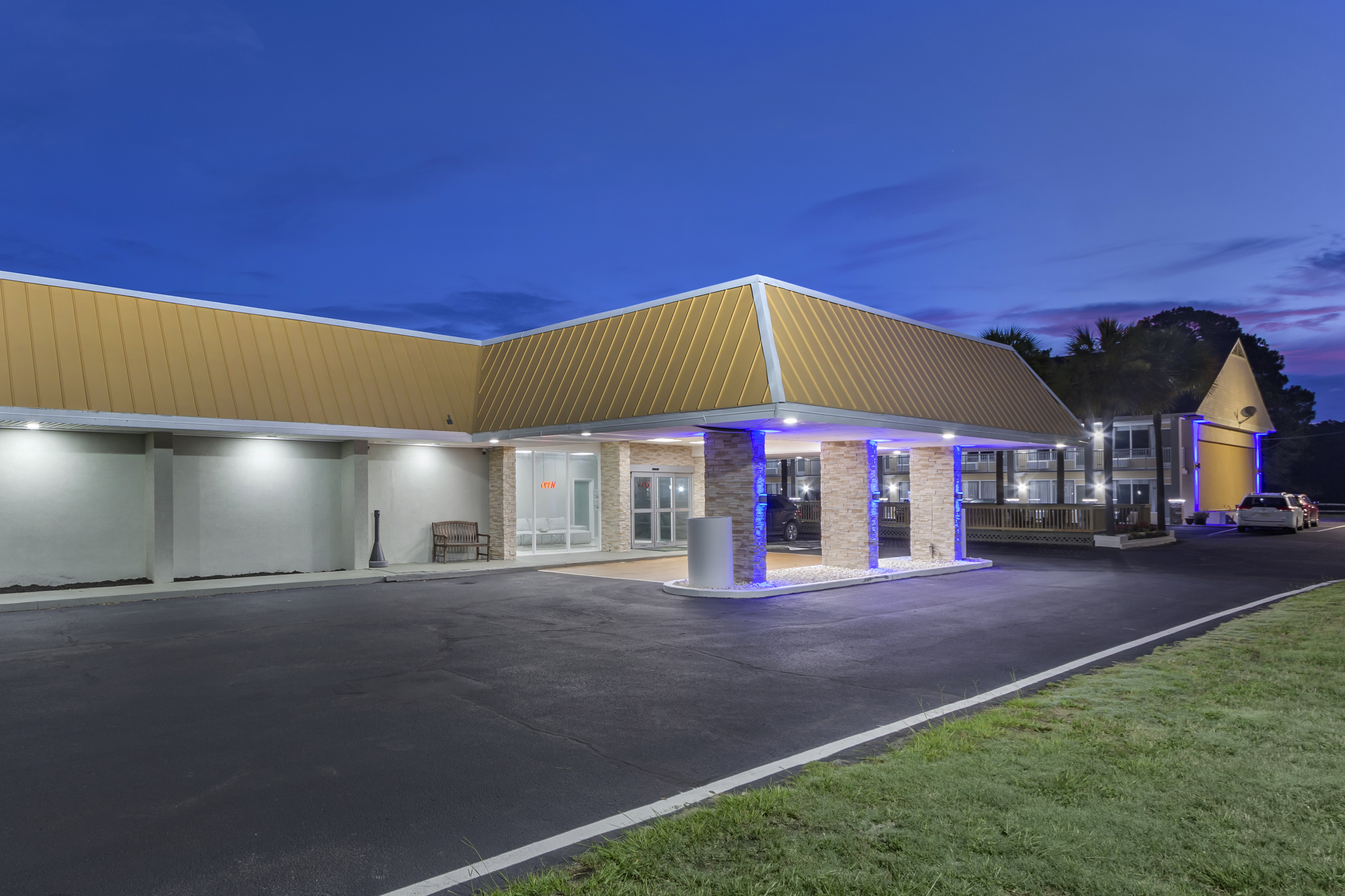 Exterior of Baymont by Wyndham Pawleys Island hotel in Pawleys Island, South Carolina